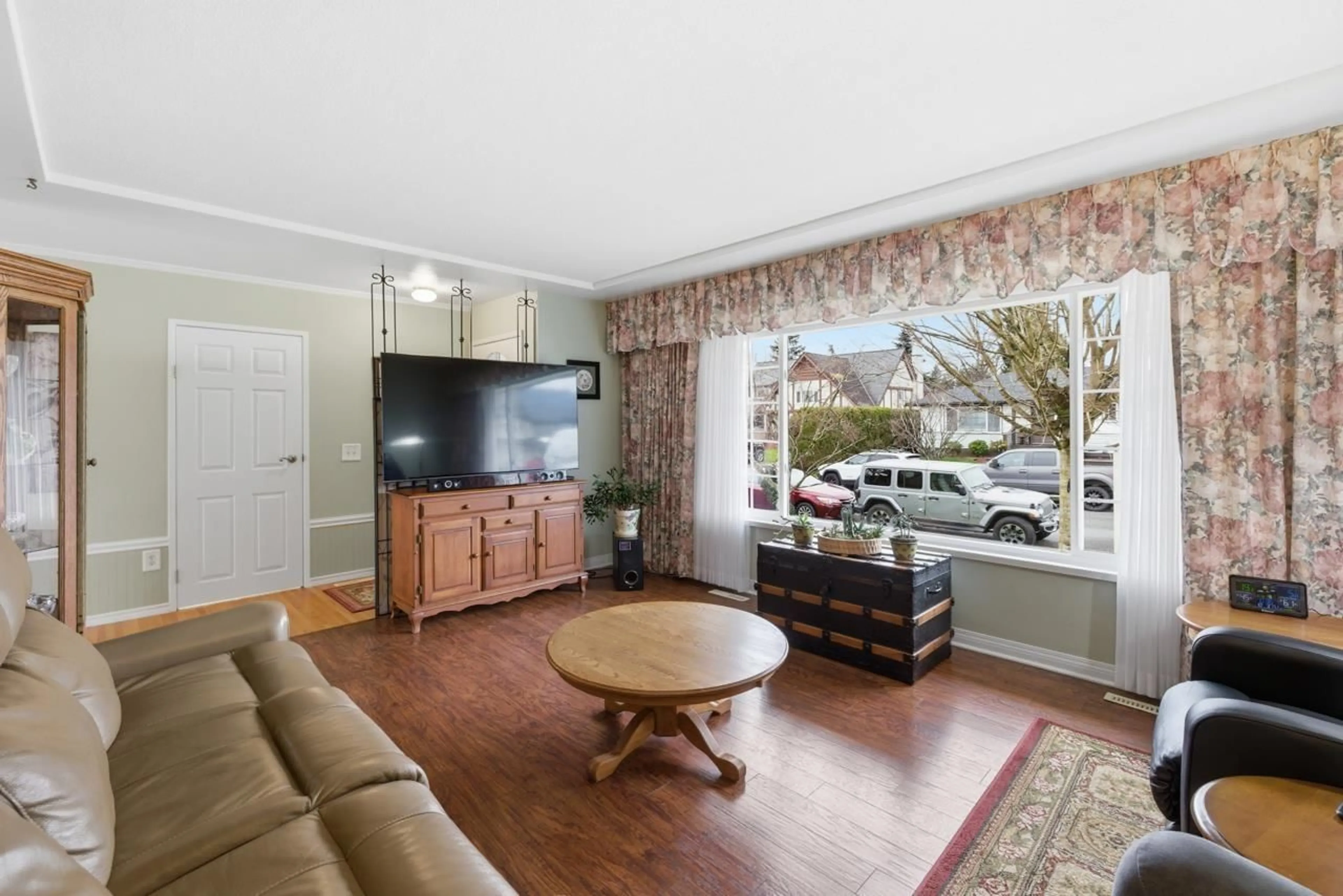 Living room with furniture, wood/laminate floor for 9742 JUNIPER STREET, Chilliwack British Columbia V2P5J1