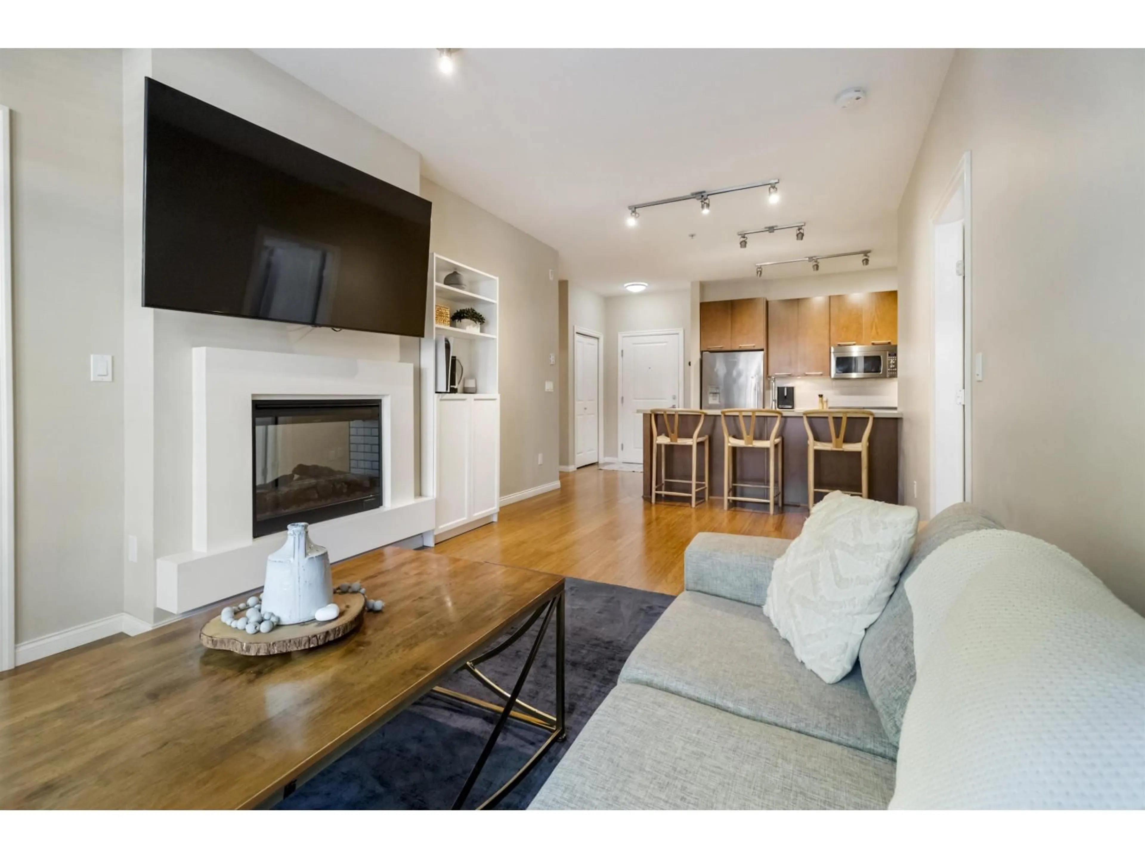 Living room with furniture, wood/laminate floor for 111 - 3355 ROSEMARY HEIGHTS DRIVE, Surrey British Columbia V3Z2H5