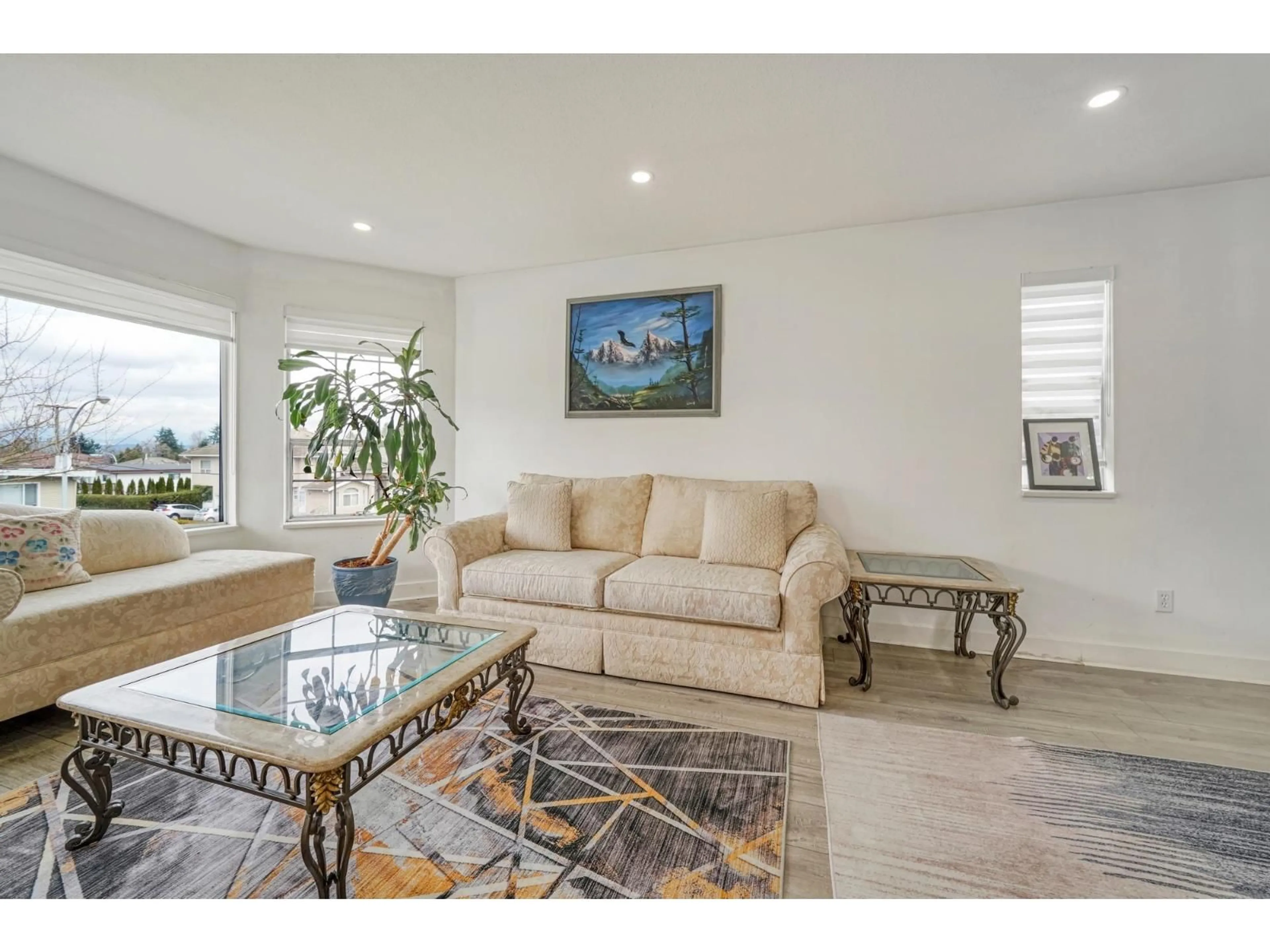 Living room with furniture, unknown for 11866 98 AVENUE, Surrey British Columbia V3V2J4