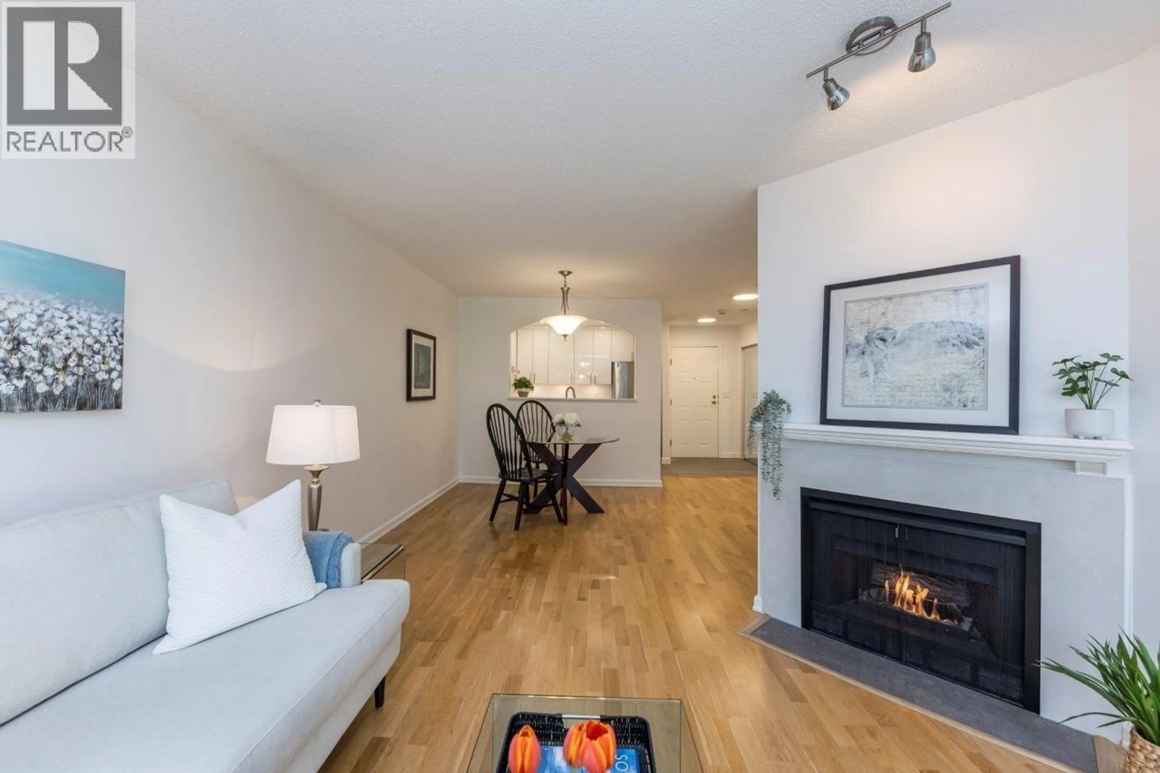 Living room with furniture, wood/laminate floor for 201 - 2800 CHESTERFIELD AVENUE, North Vancouver British Columbia V7N4M1