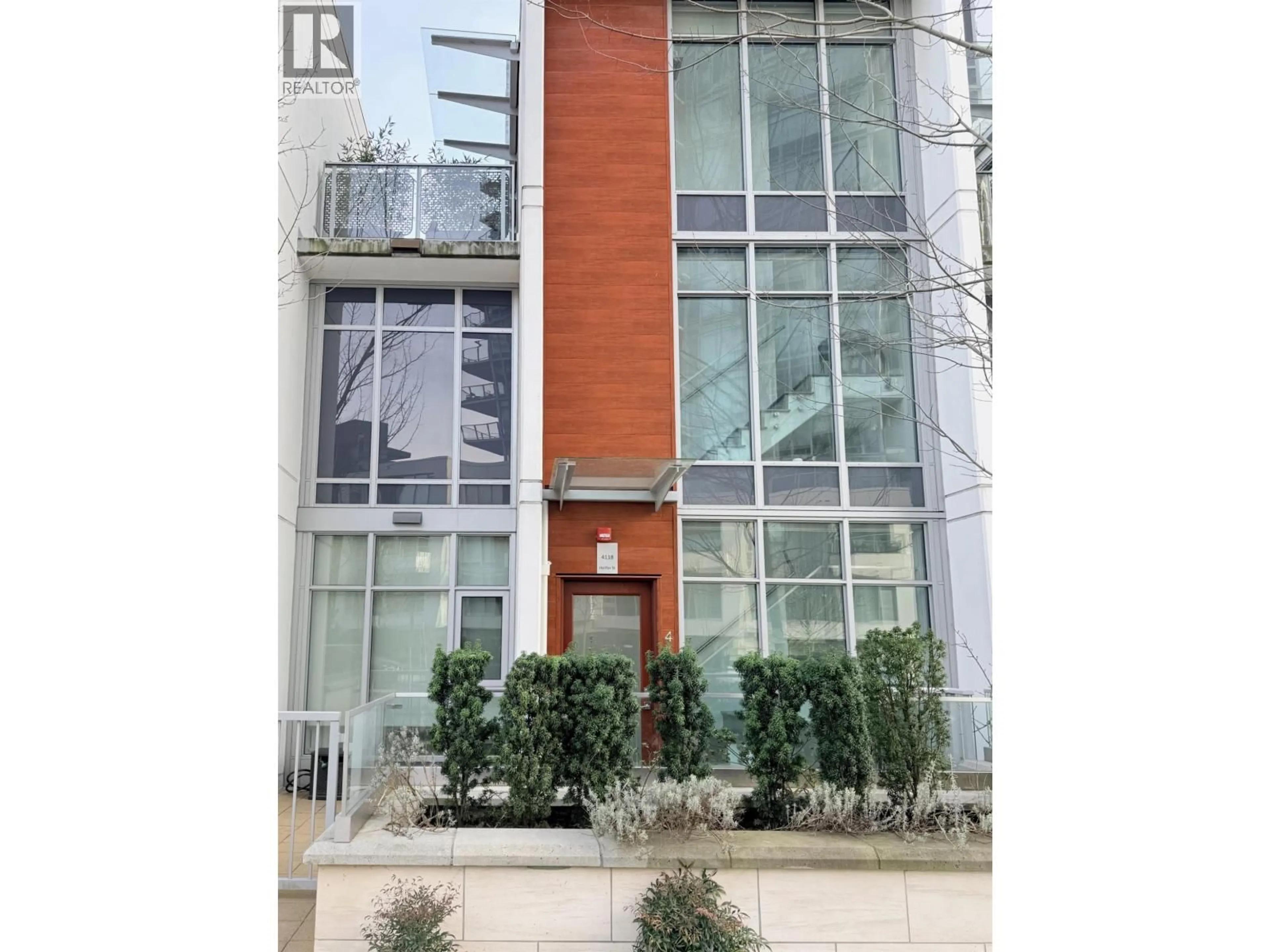 Indoor foyer for 4118 HALIFAX STREET, Burnaby British Columbia V5C0L2