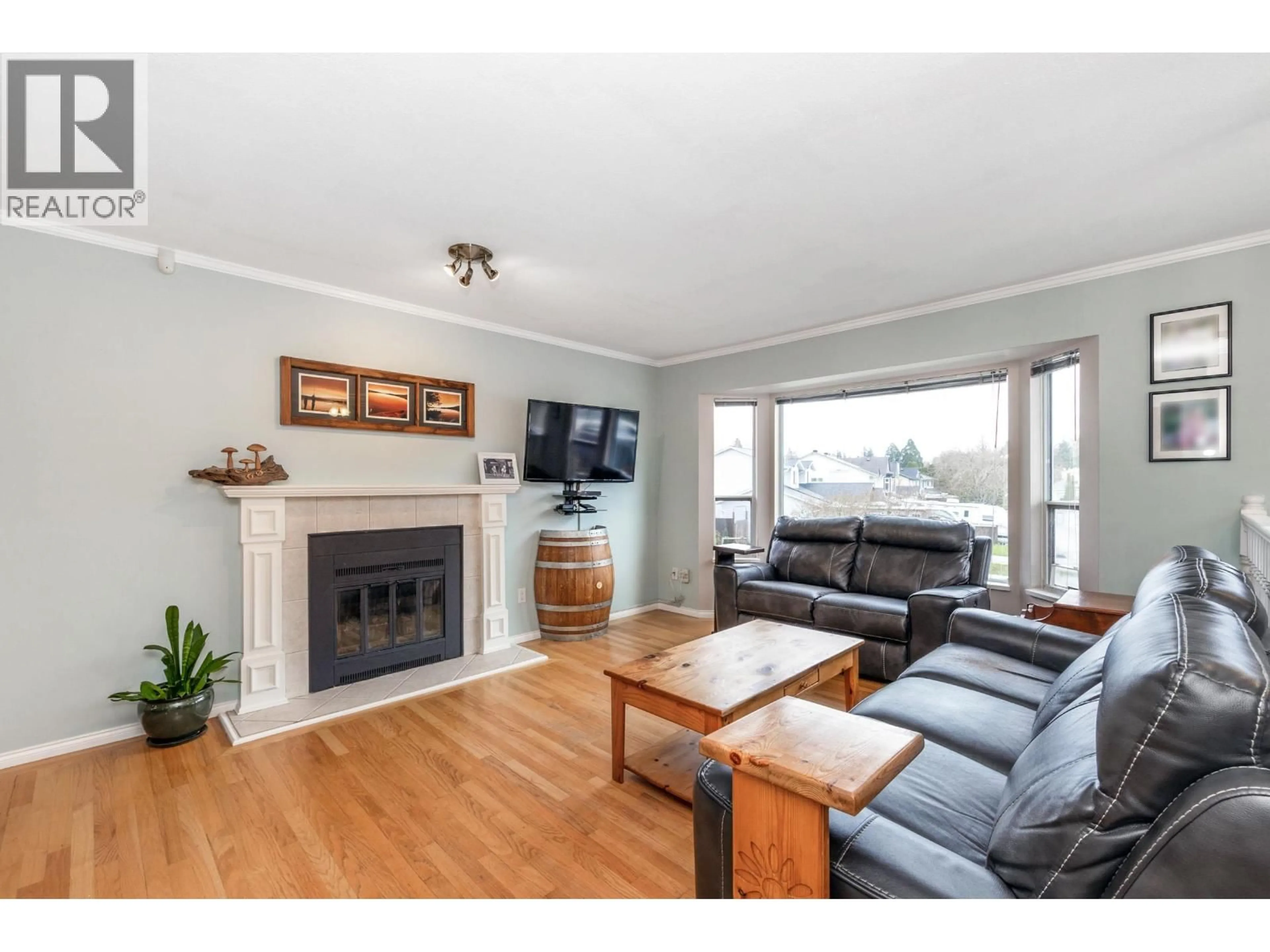 Living room with furniture, wood/laminate floor for 23389 WHIPPOORWILL AVENUE, Maple Ridge British Columbia V2X9L8
