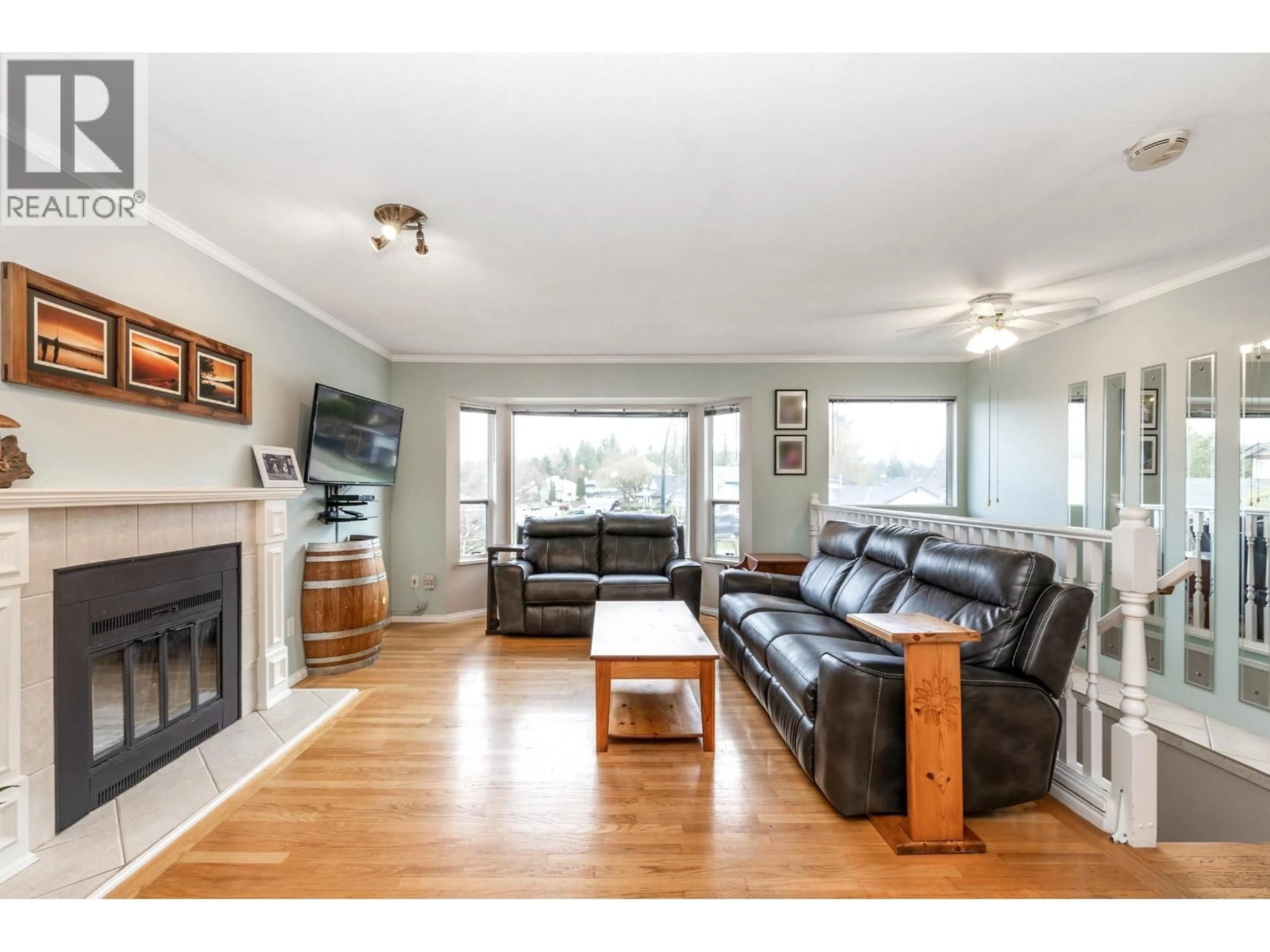 Living room with furniture, wood/laminate floor for 23389 WHIPPOORWILL AVENUE, Maple Ridge British Columbia V2X9L8