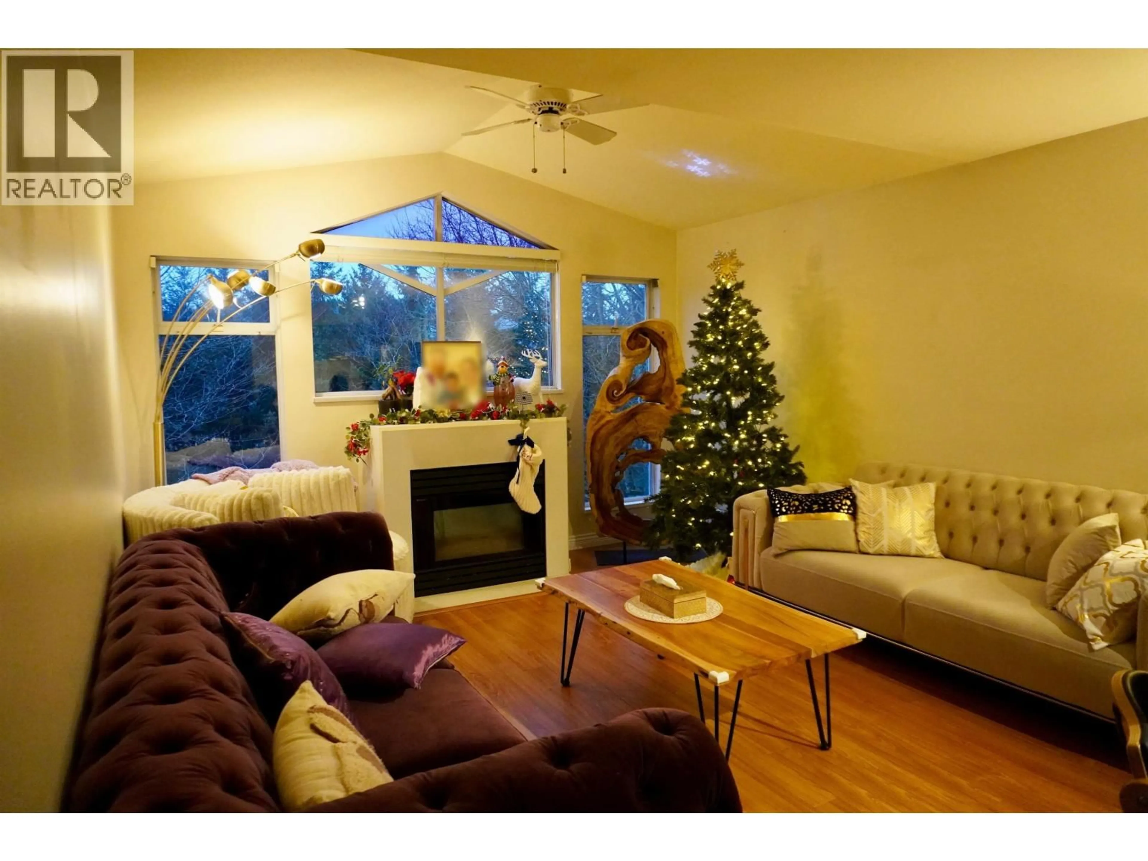 Living room with furniture, wood/laminate floor for 31 - 1238 EASTERN DRIVE, Port Coquitlam British Columbia V3C6C5