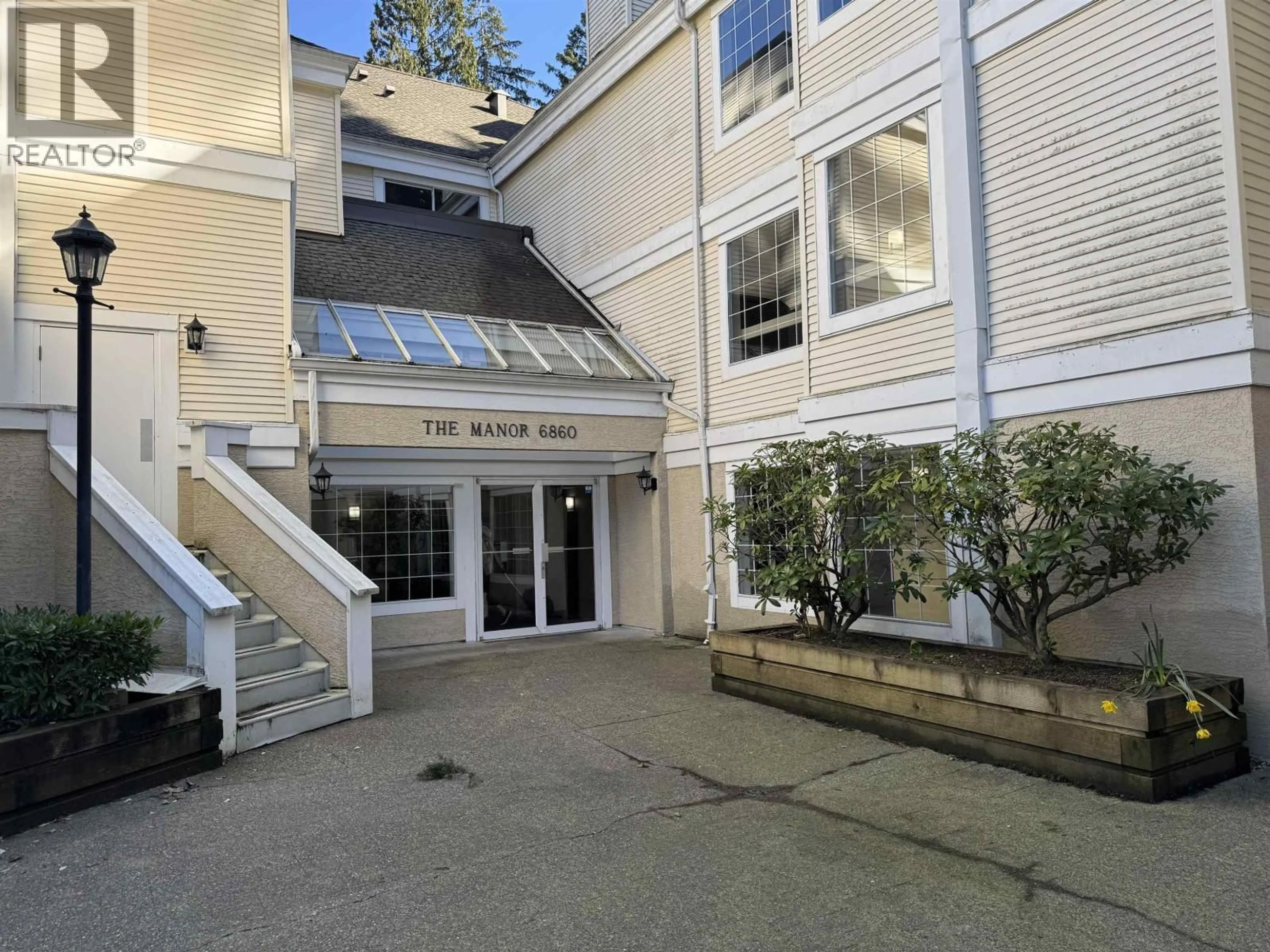 Indoor foyer for 108 - 6860 RUMBLE STREET, Burnaby British Columbia V5E1A8