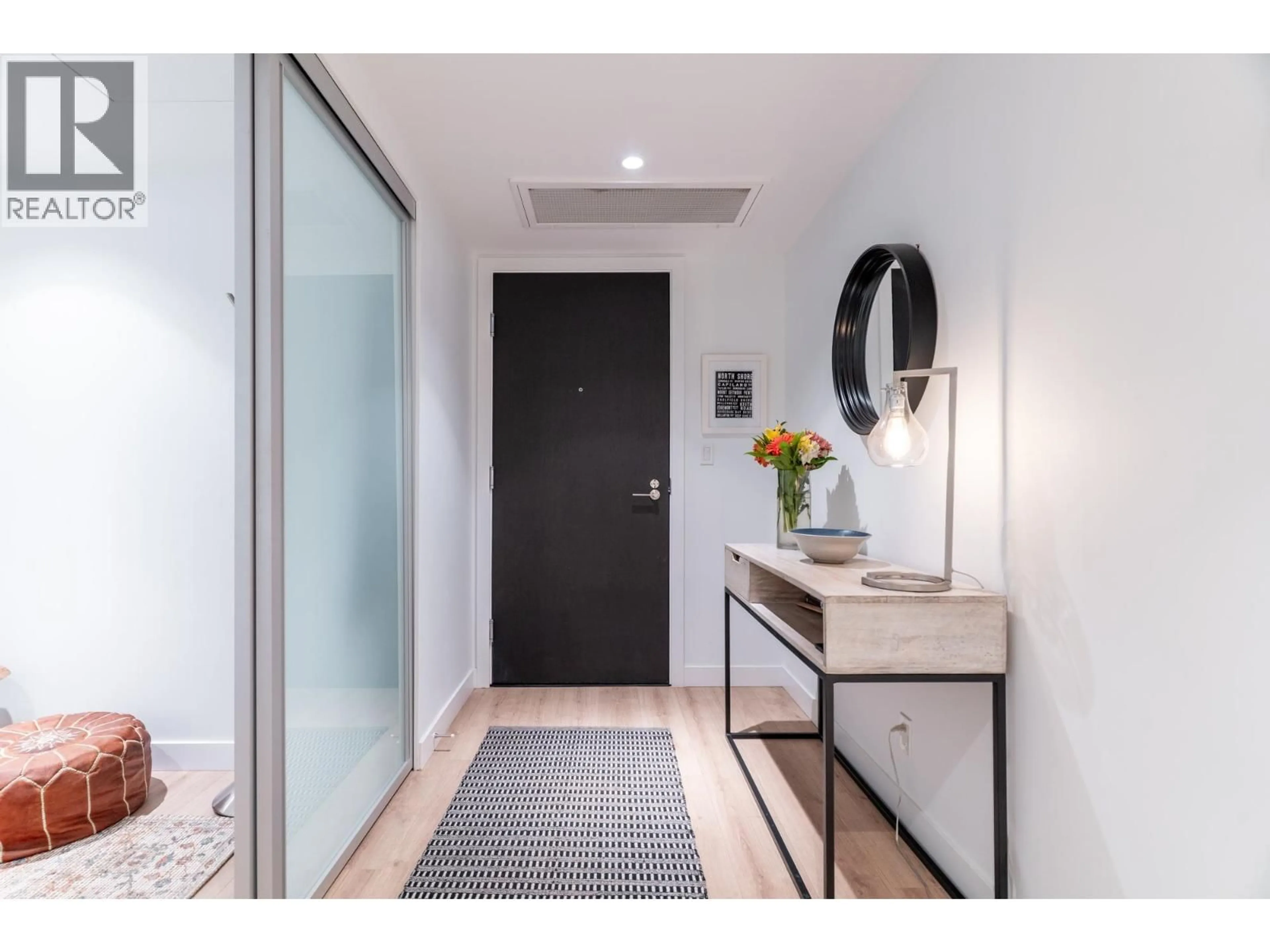 Indoor entryway for 706 - 1500 FERN STREET, North Vancouver British Columbia V7J0E6