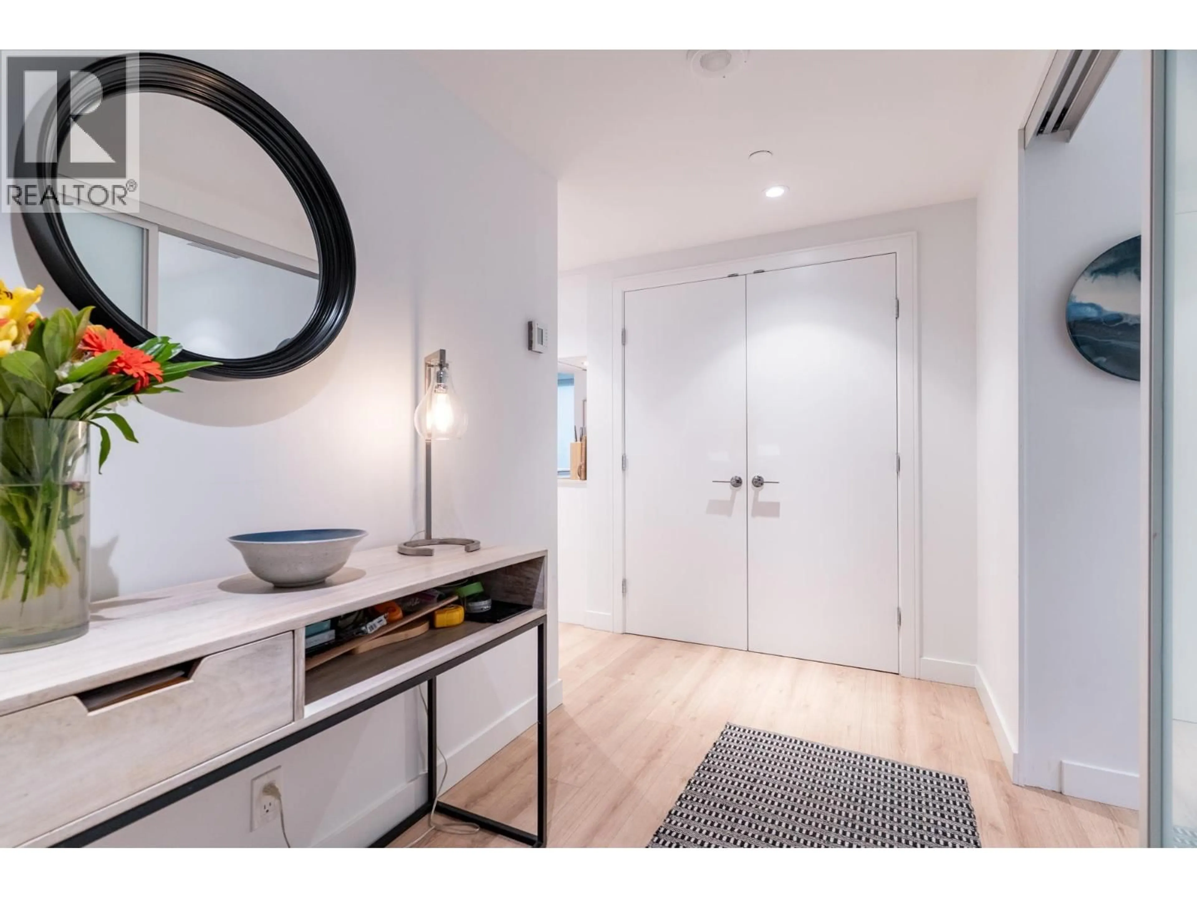 Indoor entryway for 706 - 1500 FERN STREET, North Vancouver British Columbia V7J0E6