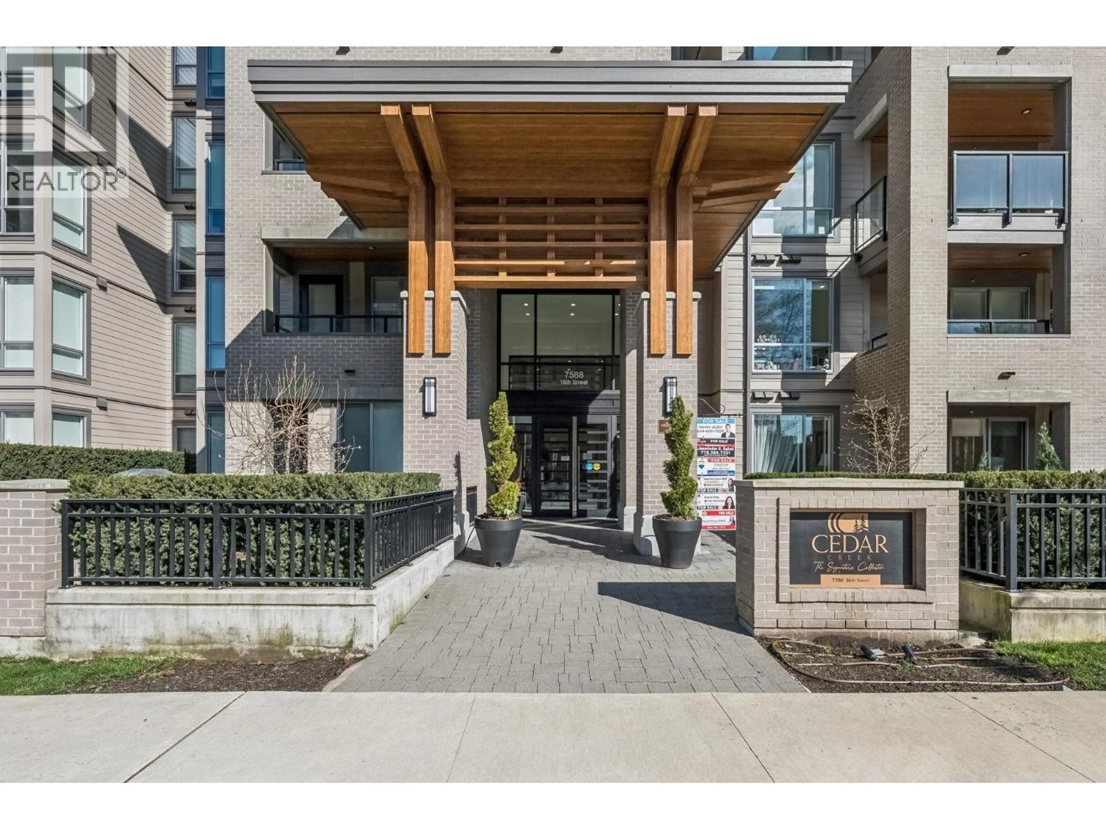 Indoor foyer for 413 - 7588 16TH STREET, Burnaby British Columbia V3N0H8