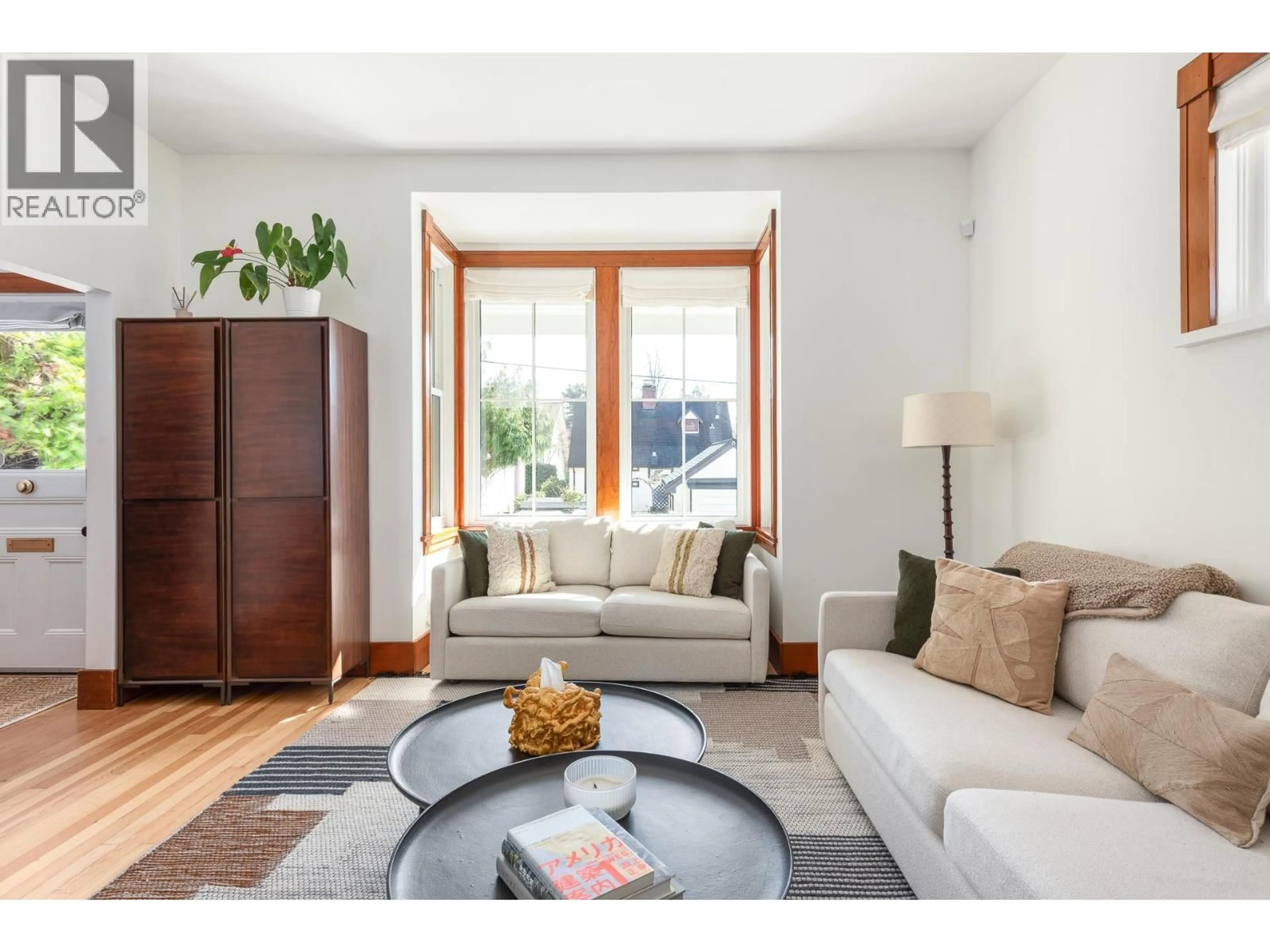 Living room with furniture, wood/laminate floor for 109 OAKLAND STREET, New Westminster British Columbia V3L1P5