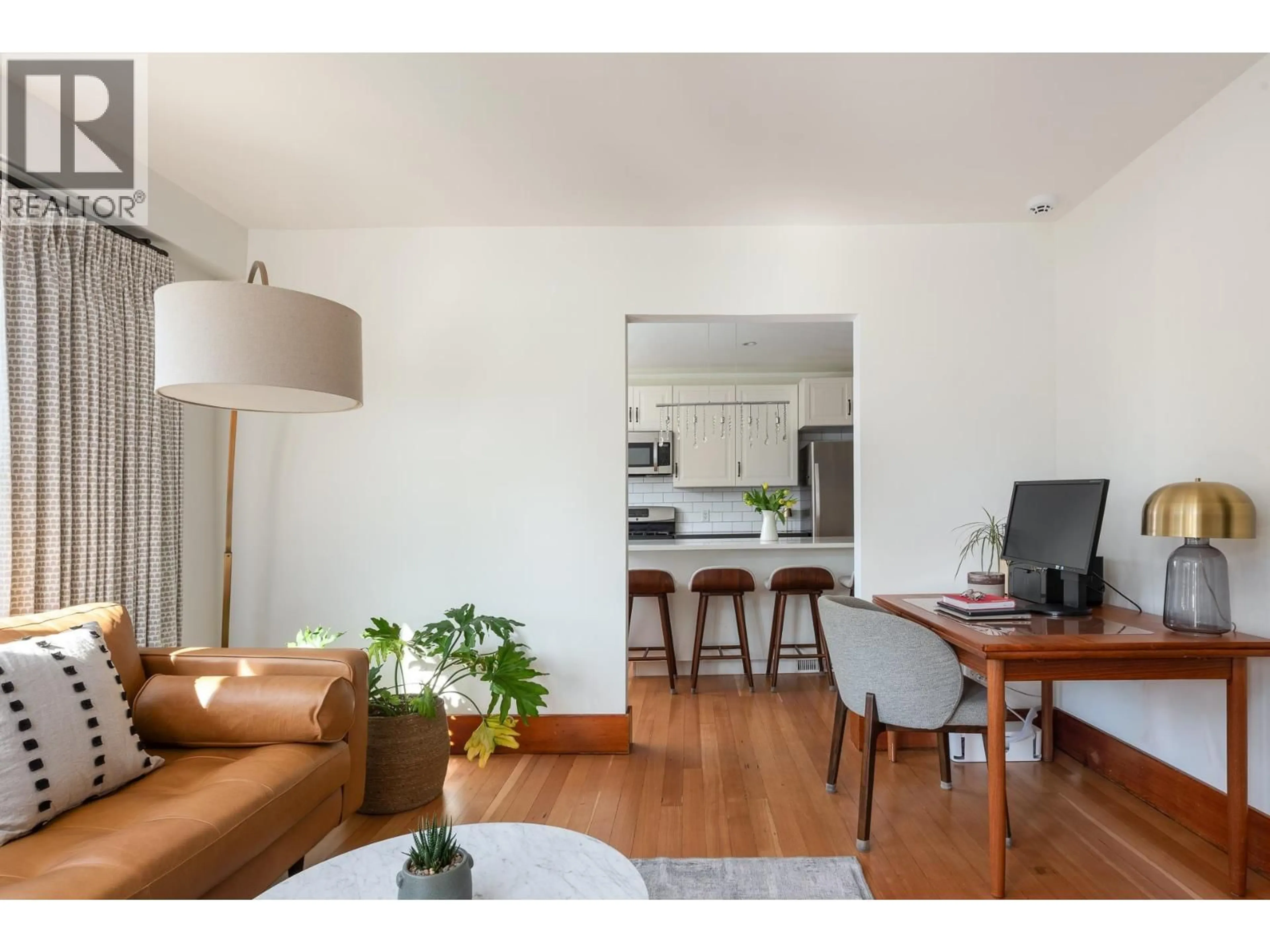 Living room with furniture, wood/laminate floor for 109 OAKLAND STREET, New Westminster British Columbia V3L1P5