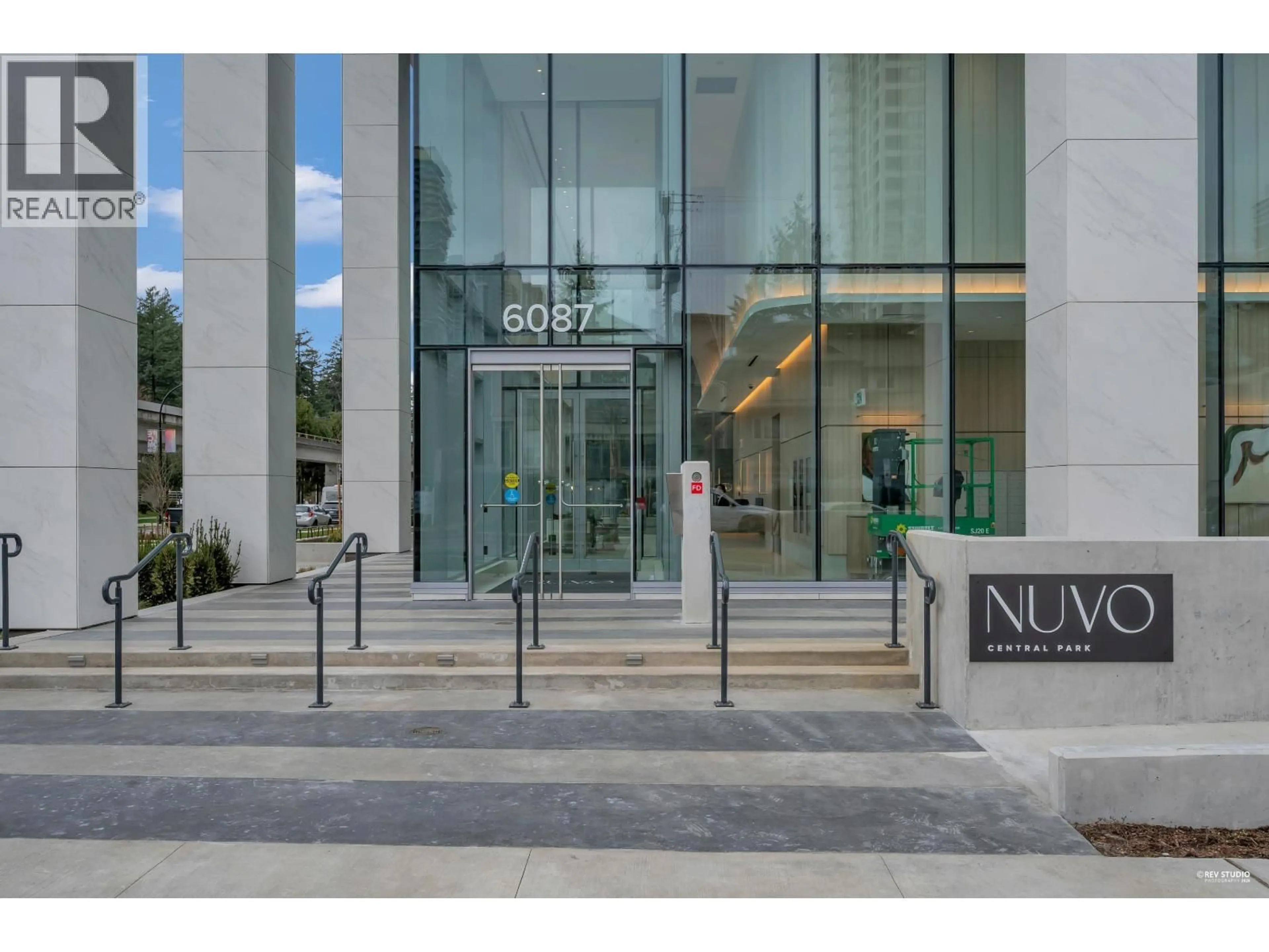 Indoor foyer for 1702 - 6087 WILSON AVENUE, Burnaby British Columbia V5H0M1