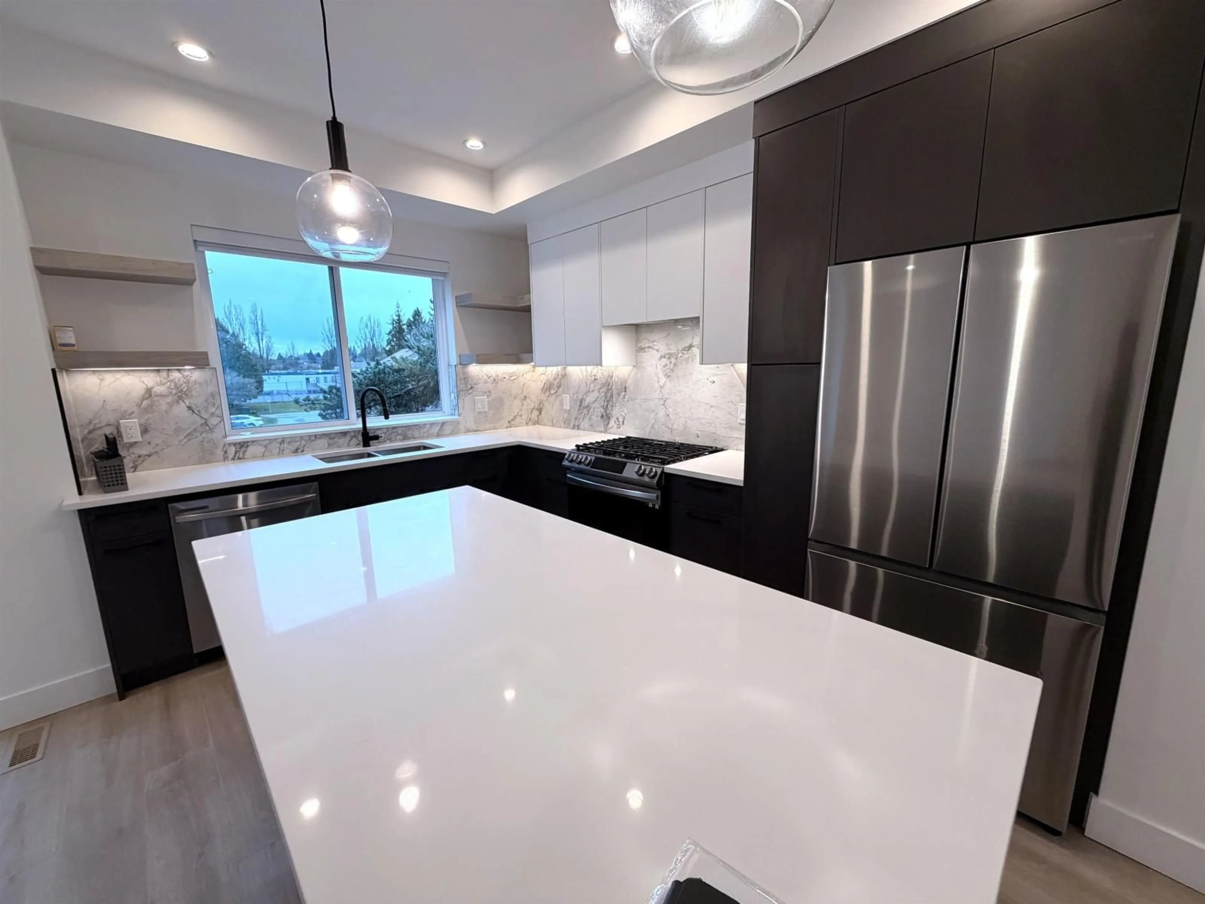 Contemporary kitchen, ceramic/tile floor for 23 - 19330 FAIRWAY DRIVE, Surrey British Columbia V3S0B7