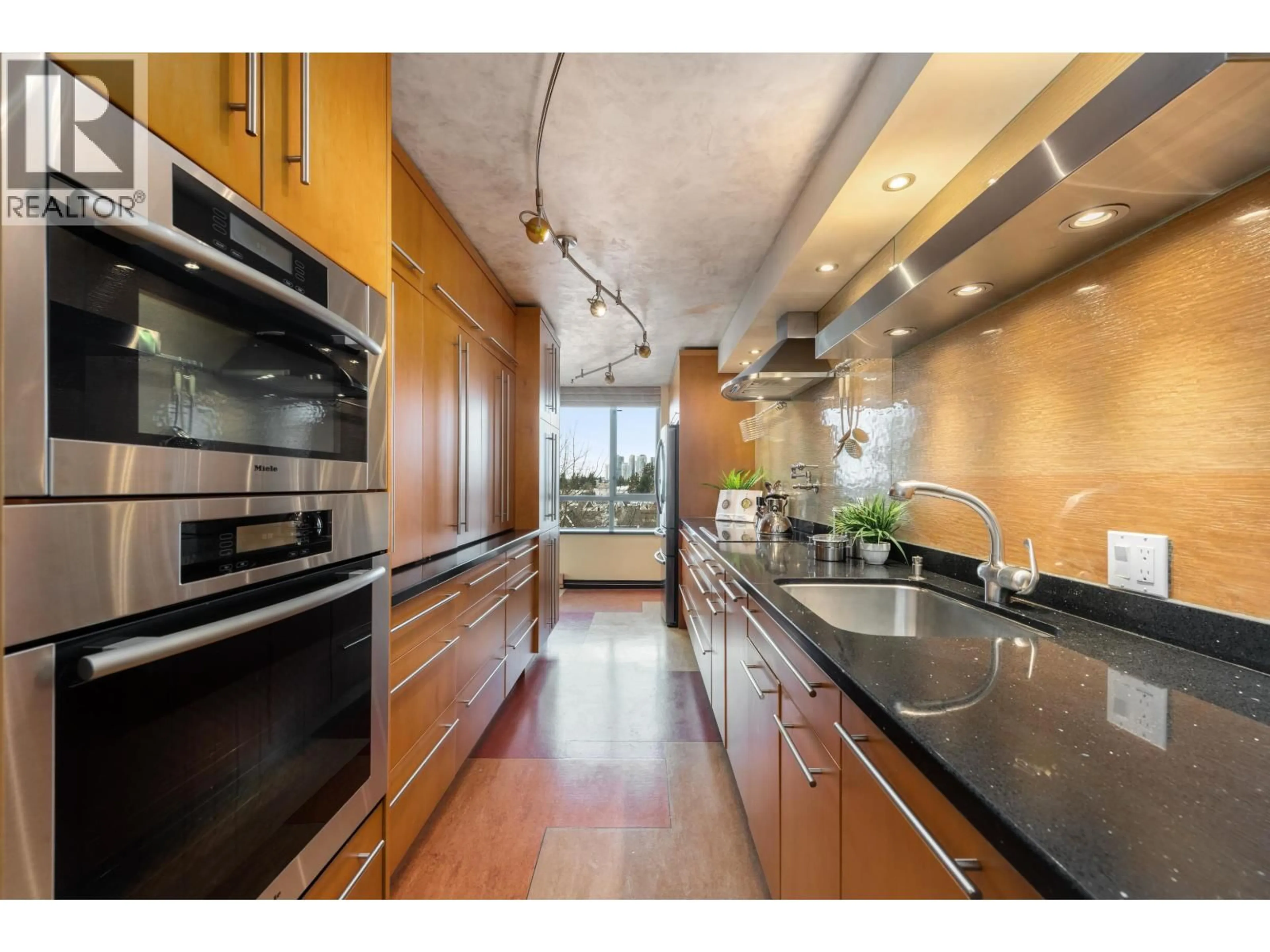 Unknown for 601 - 6622 SOUTHOAKS CRESCENT, Burnaby British Columbia V5E4K2