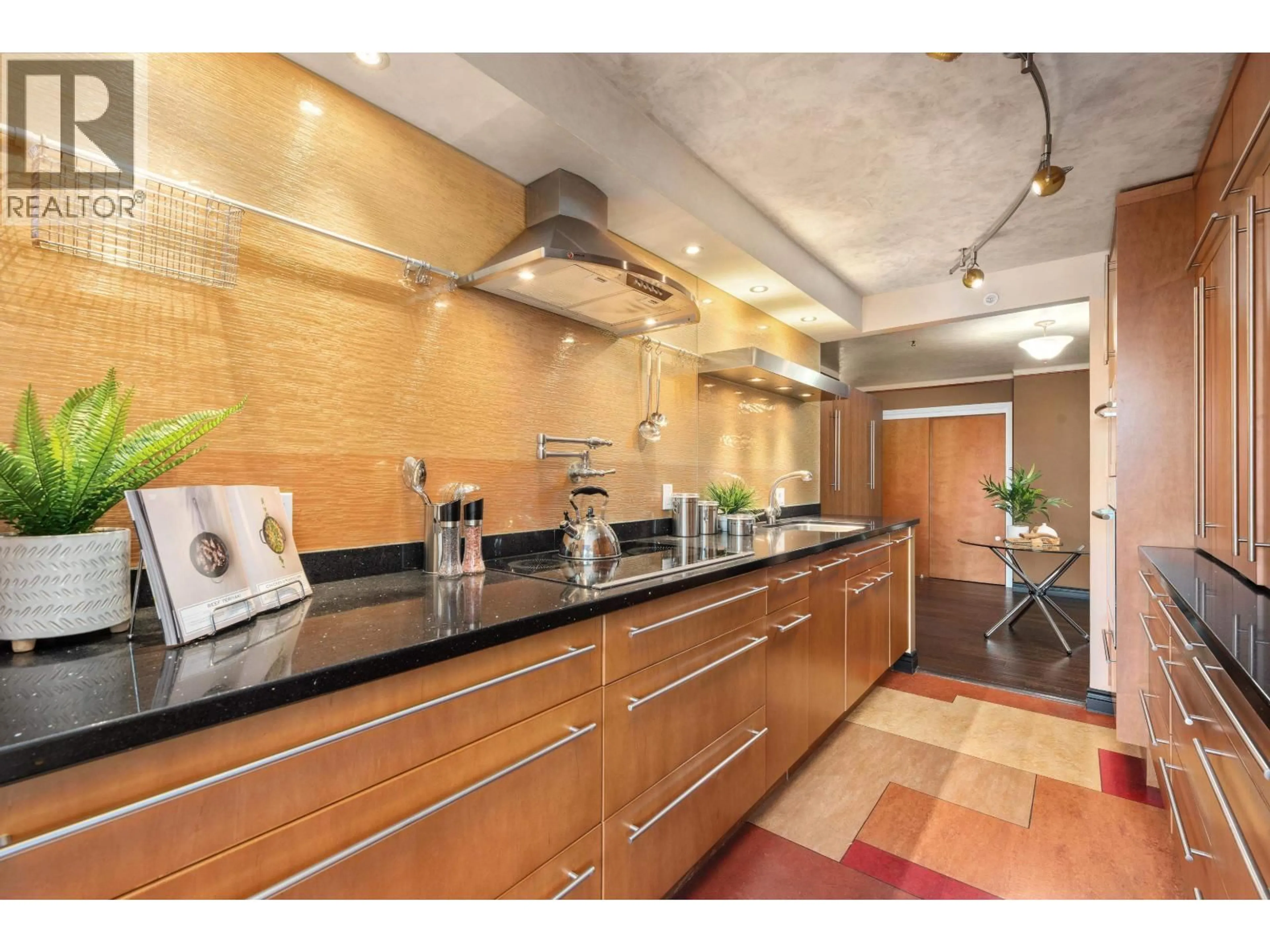 Kitchen with laundary machines, unknown for 601 - 6622 SOUTHOAKS CRESCENT, Burnaby British Columbia V5E4K2