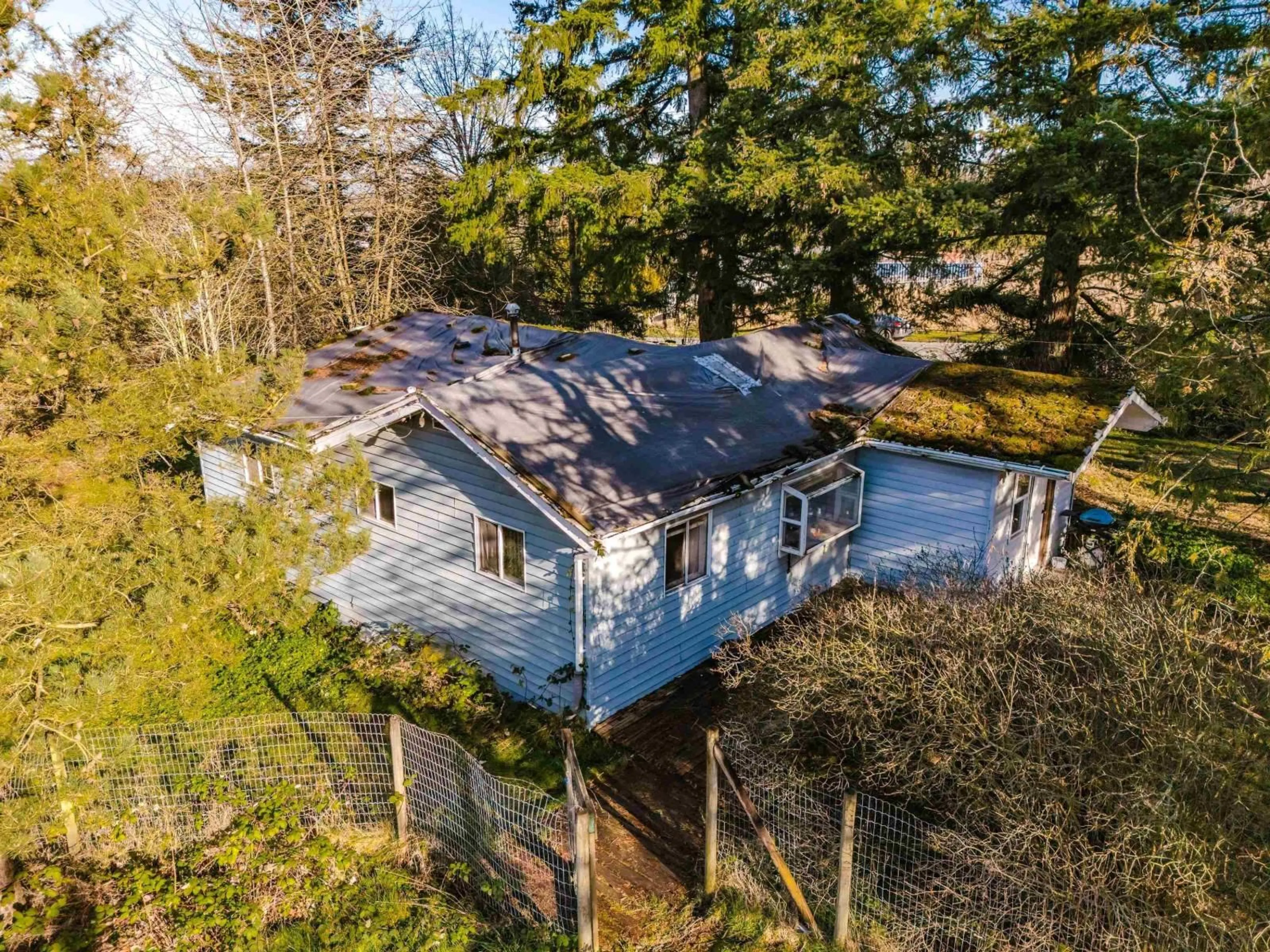 A pic from outside/outdoor area/front of a property/back of a property/a pic from drone, building for 1613 208 STREET, Langley British Columbia V2Z2A7