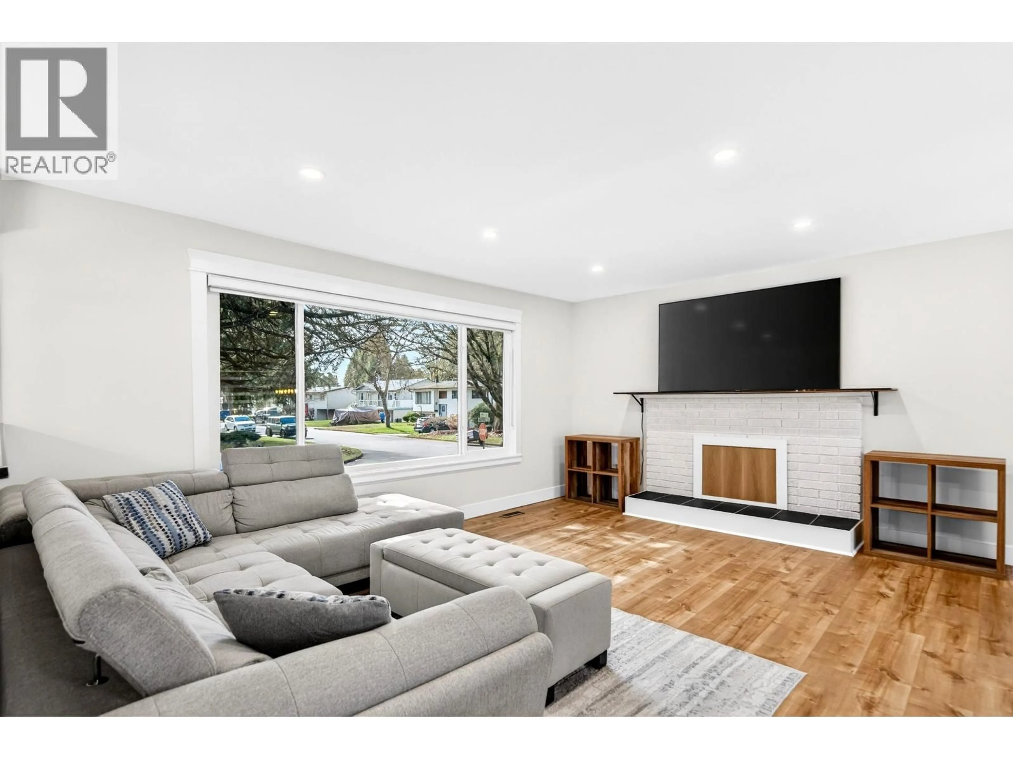 Living room with furniture, wood/laminate floor for 21099 BERRY AVENUE, Maple Ridge British Columbia V2X7V3