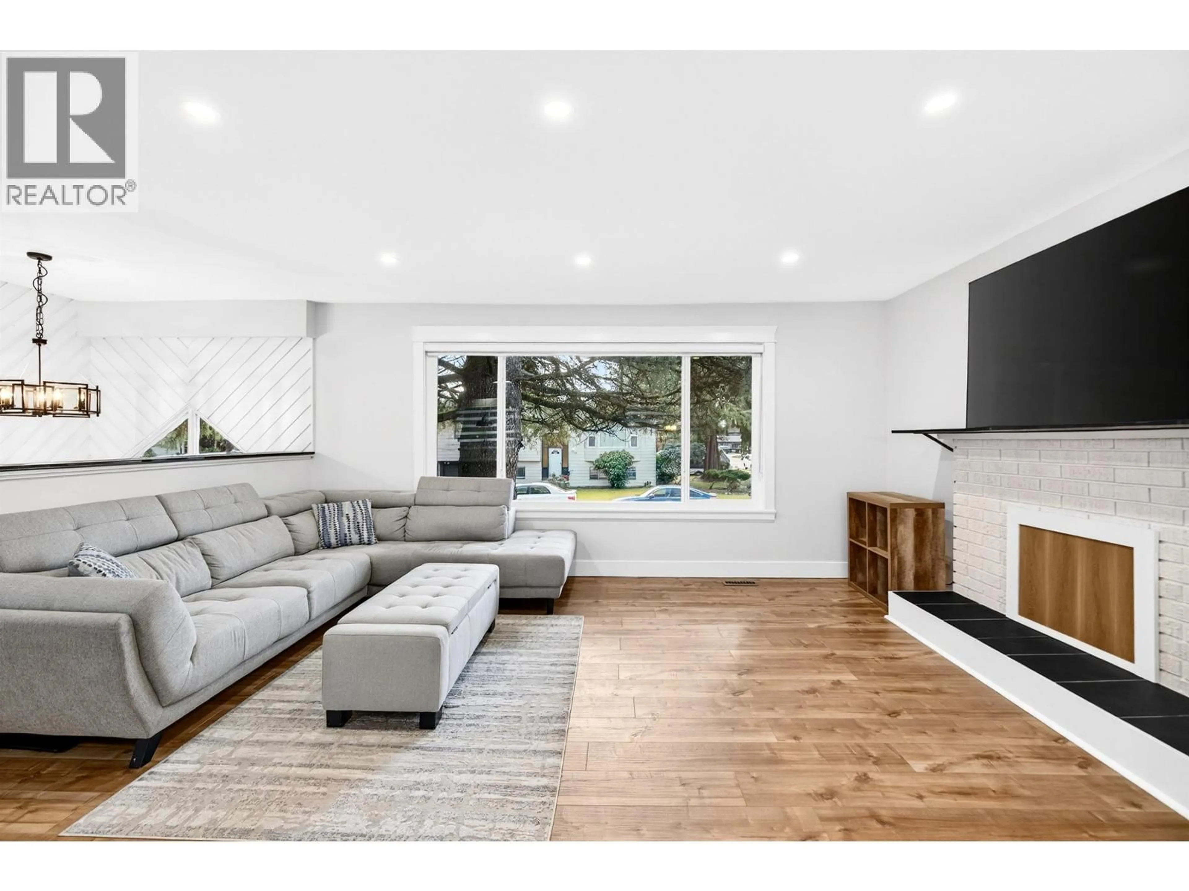 Living room with furniture, wood/laminate floor for 21099 BERRY AVENUE, Maple Ridge British Columbia V2X7V3