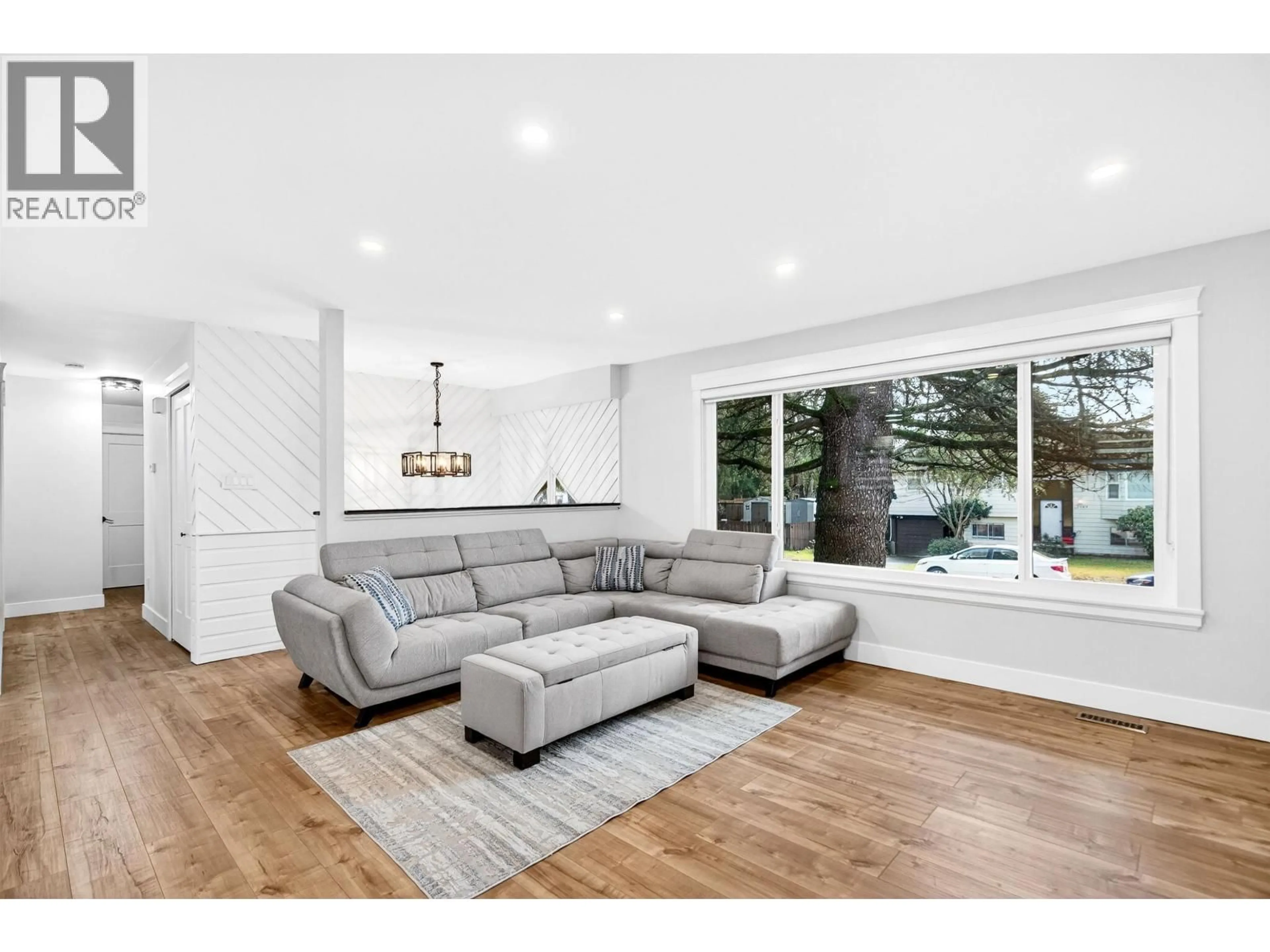 Living room with furniture, wood/laminate floor for 21099 BERRY AVENUE, Maple Ridge British Columbia V2X7V3
