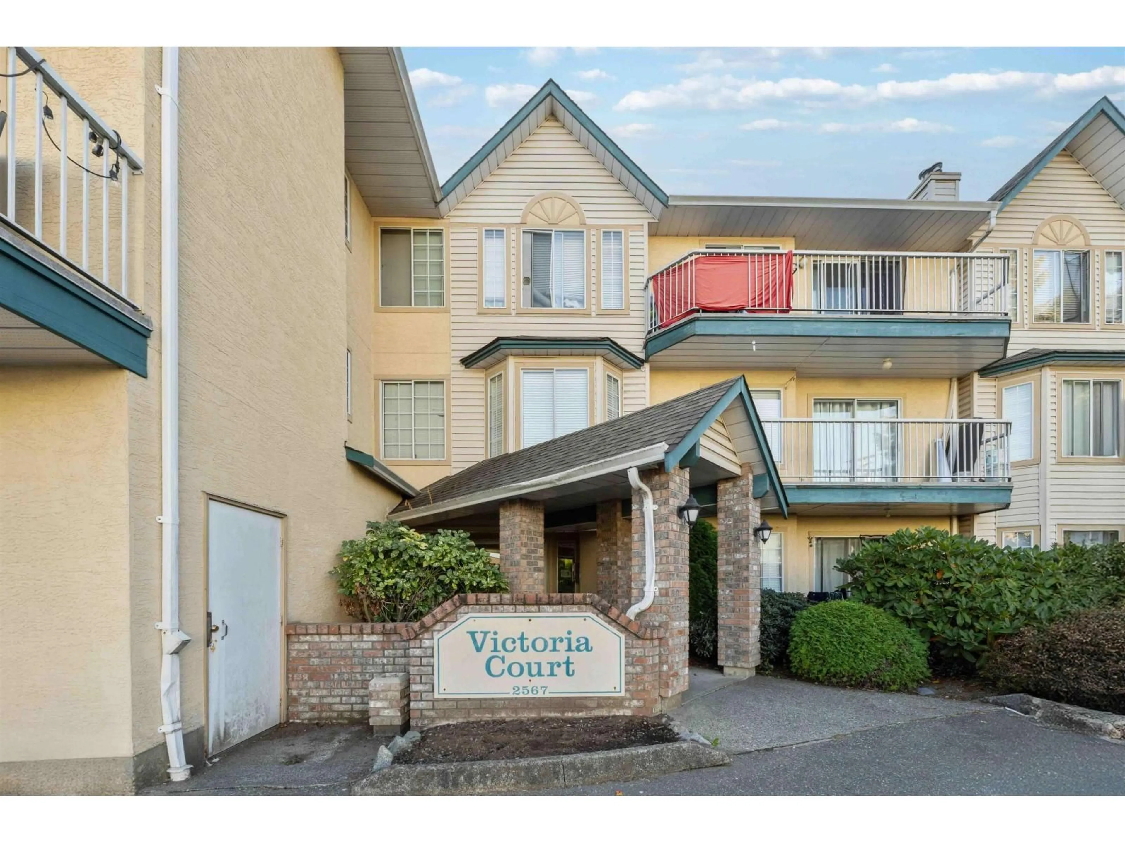 Indoor foyer for 206 - 2567 VICTORIA STREET, Abbotsford British Columbia V2T2T4
