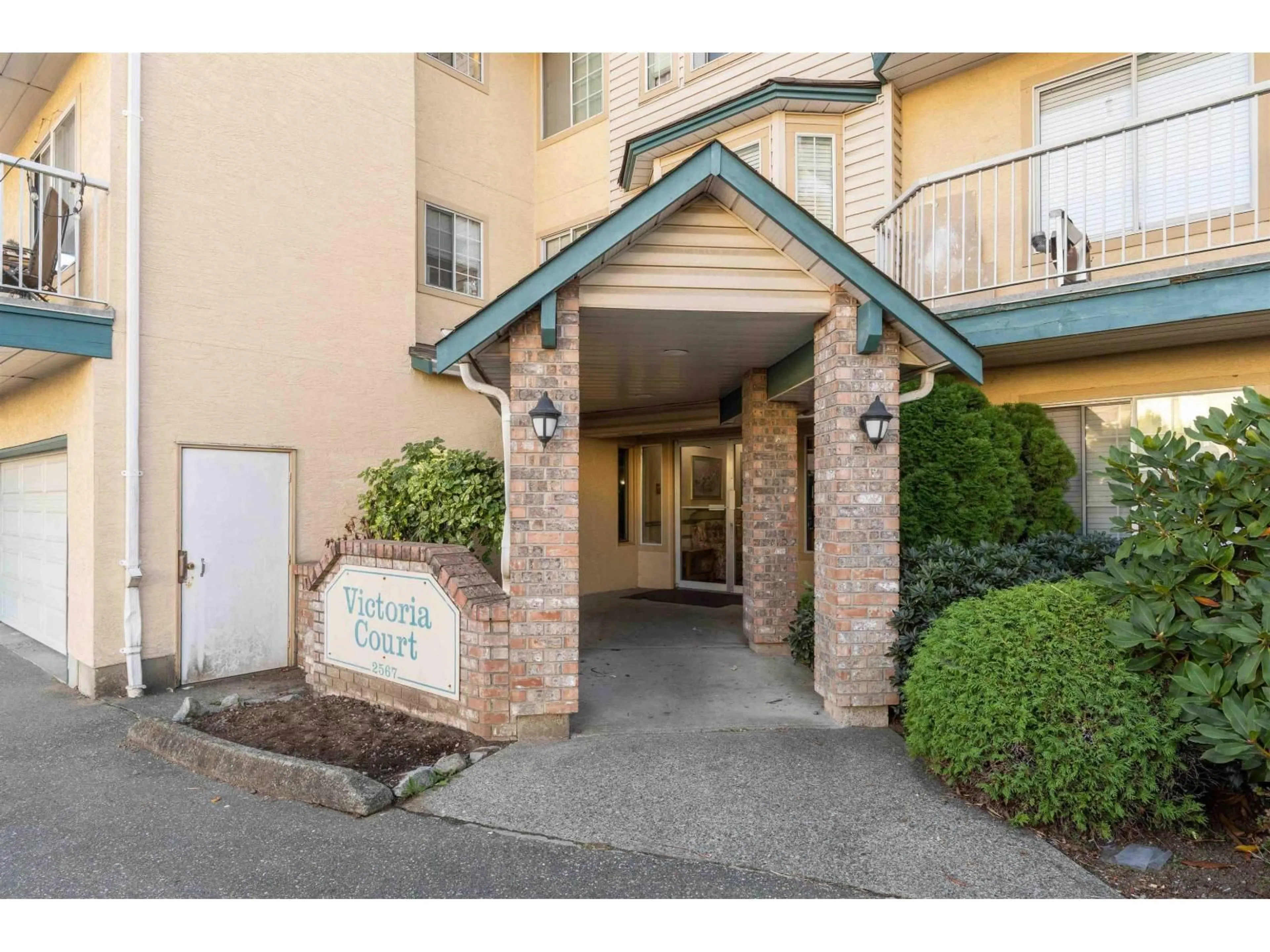Indoor foyer for 206 - 2567 VICTORIA STREET, Abbotsford British Columbia V2T2T4