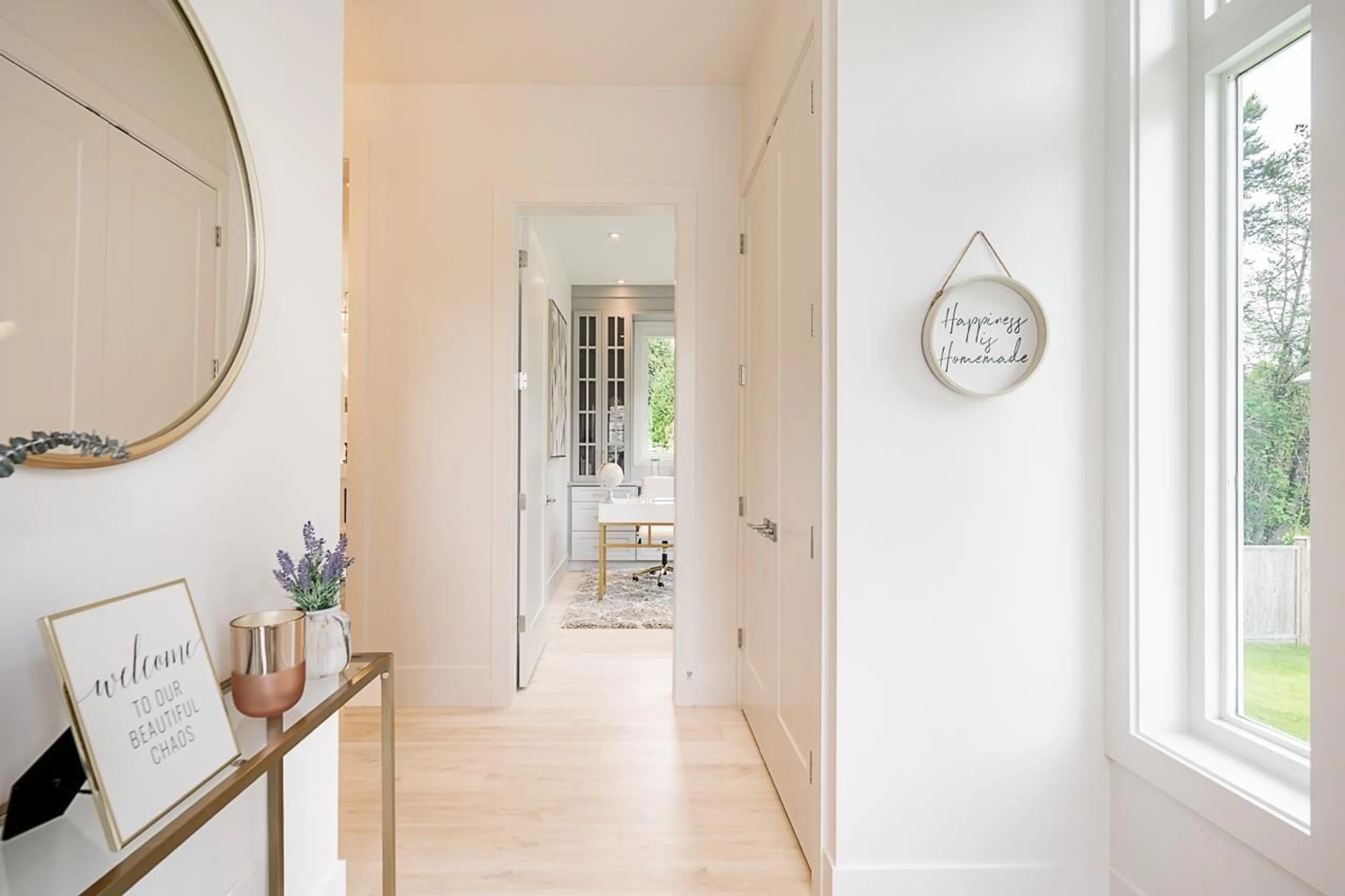 Indoor entryway for 9879 LYNCEAN DRIVE, Surrey British Columbia V4N4M6