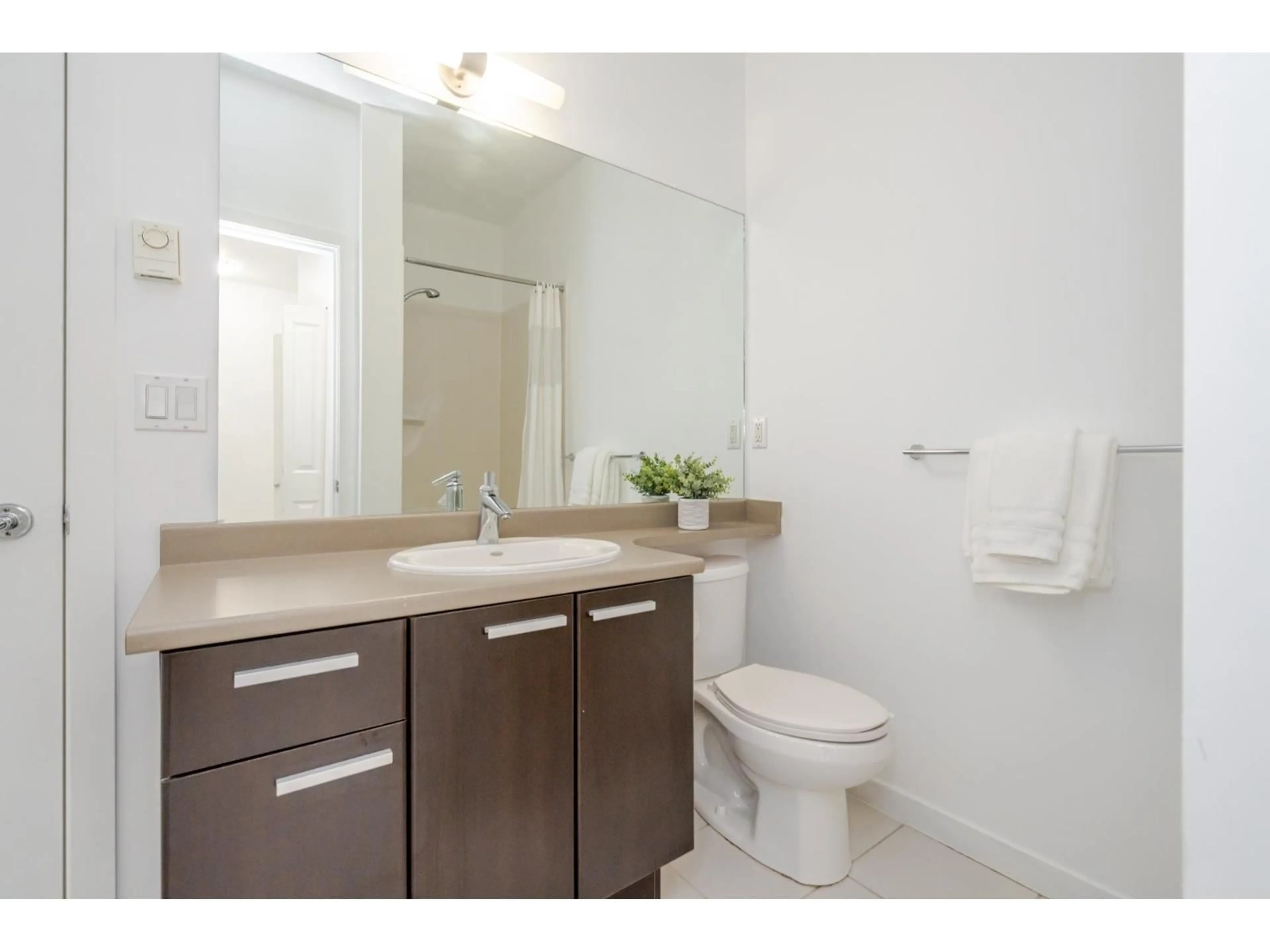 Standard bathroom, ceramic/tile floor for 405 - 10455 UNIVERSITY DRIVE, Surrey British Columbia V3T0A5