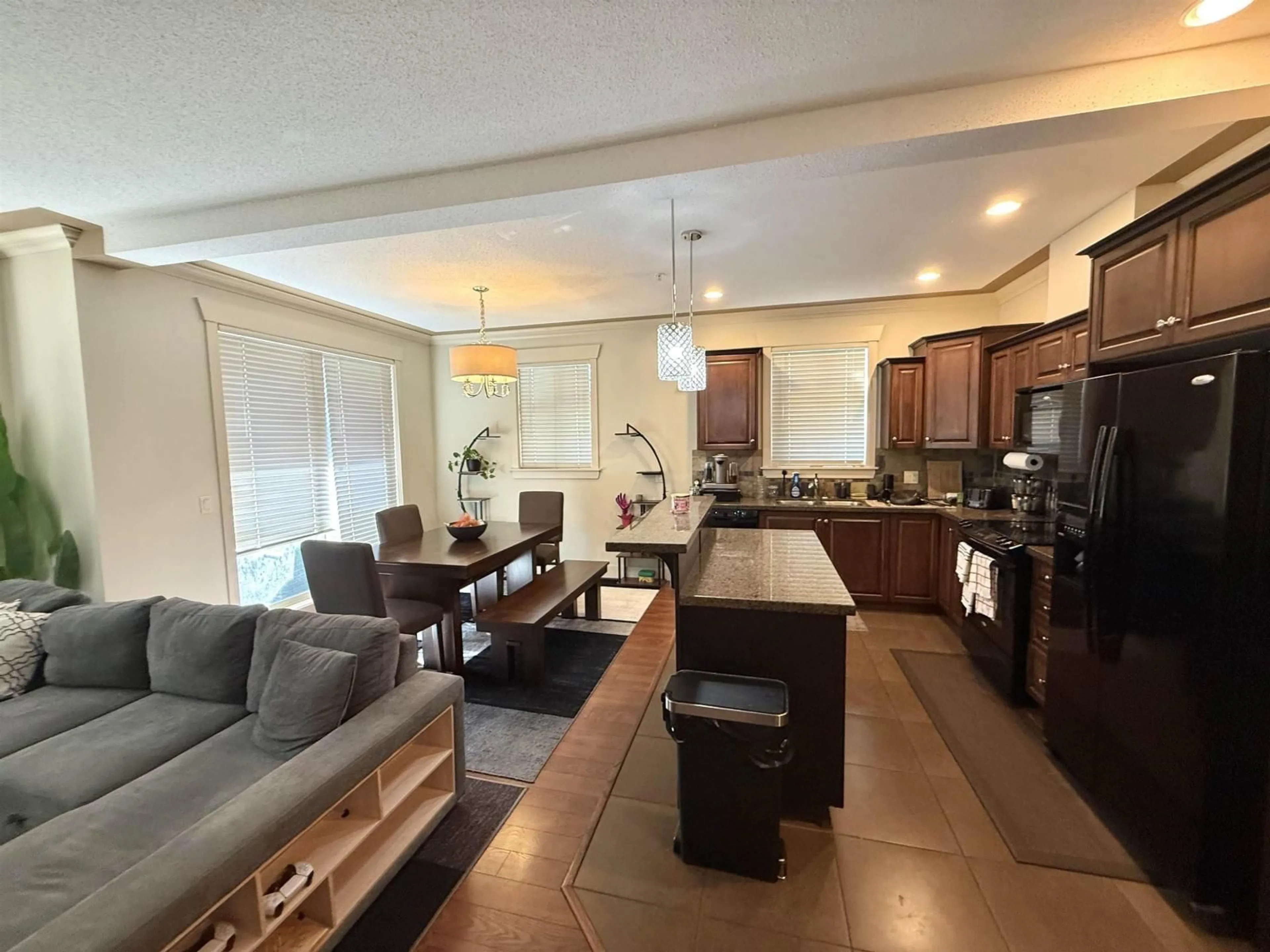 Open concept kitchen, unknown for 100 - 45893 CHESTERFIELD AVENUE, Chilliwack British Columbia V2P1M5