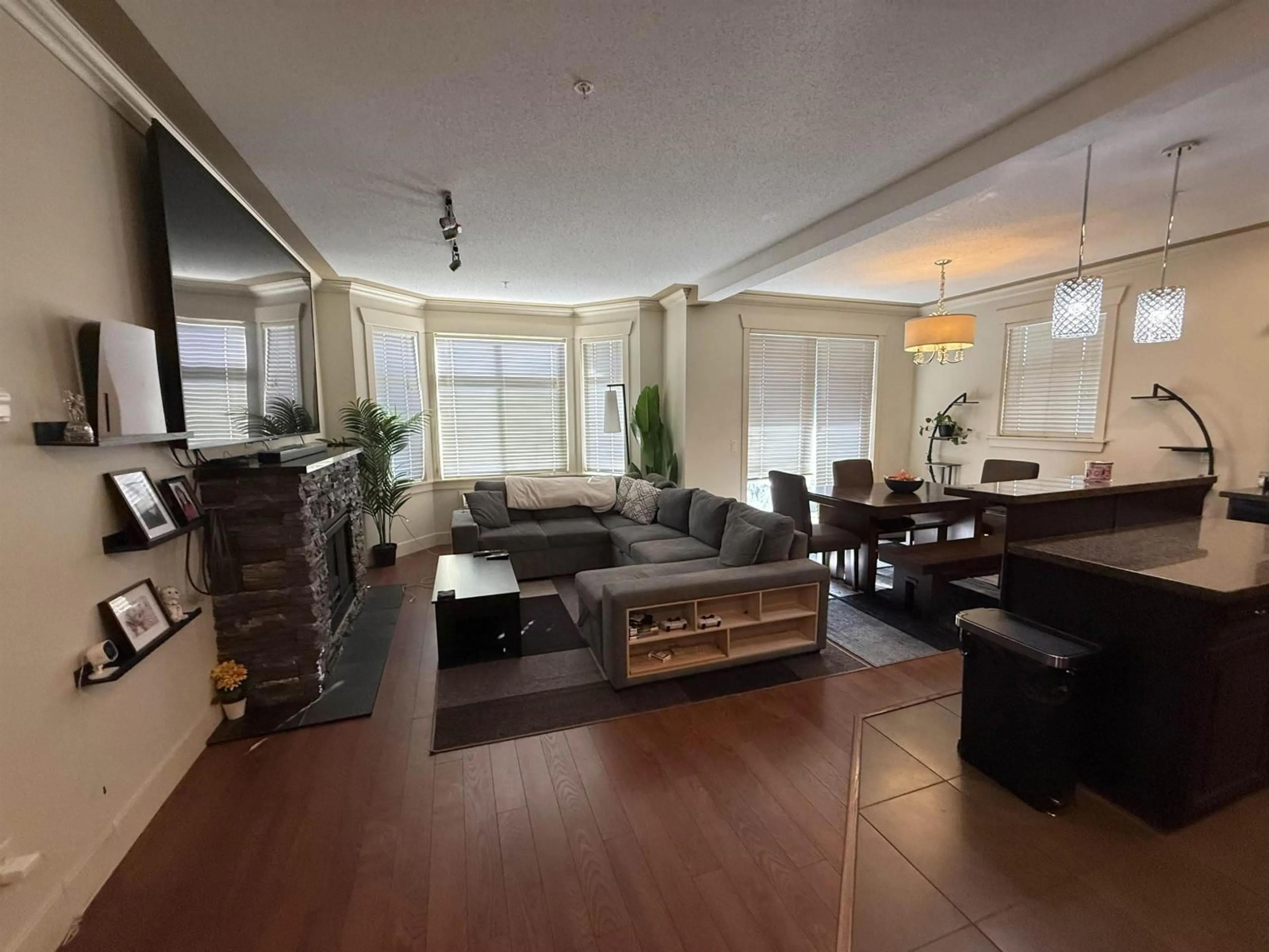 Living room with furniture, unknown for 100 - 45893 CHESTERFIELD AVENUE, Chilliwack British Columbia V2P1M5