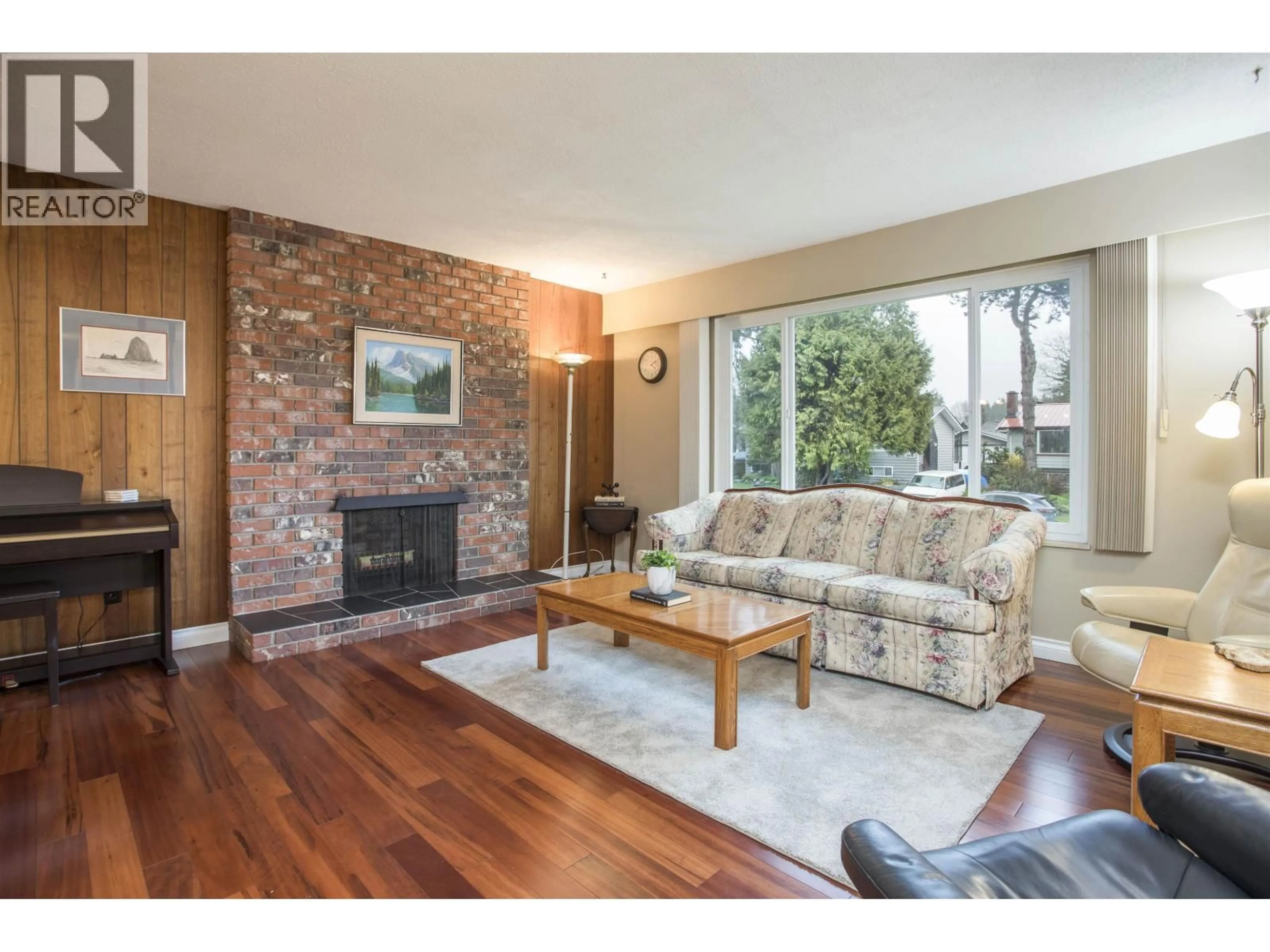 Living room with furniture, wood/laminate floor for 1214 LABURNUM AVENUE, Port Coquitlam British Columbia V3B1K3