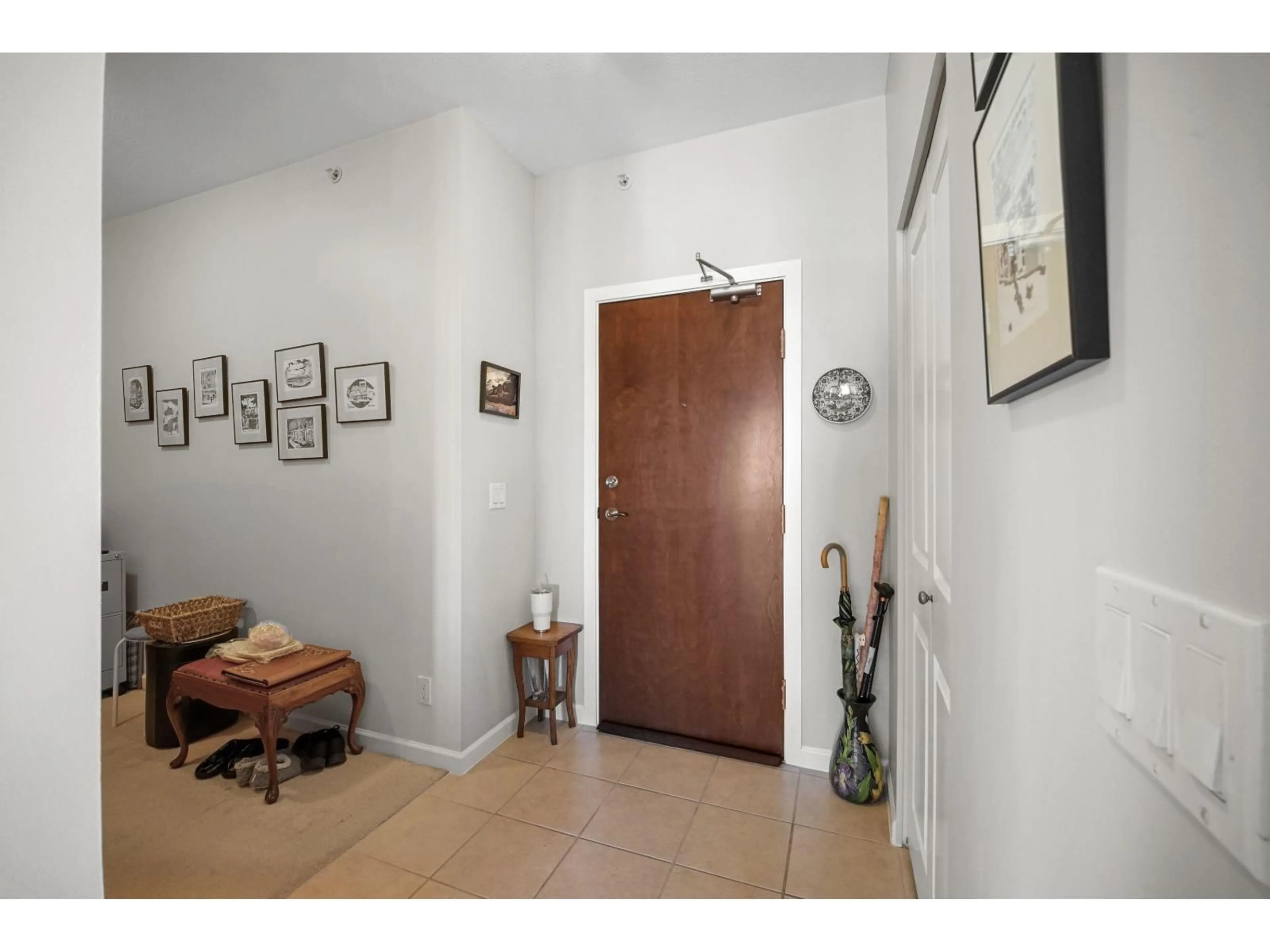 Indoor foyer for 417 - 15385 101A AVENUE, Surrey British Columbia V3R0B4