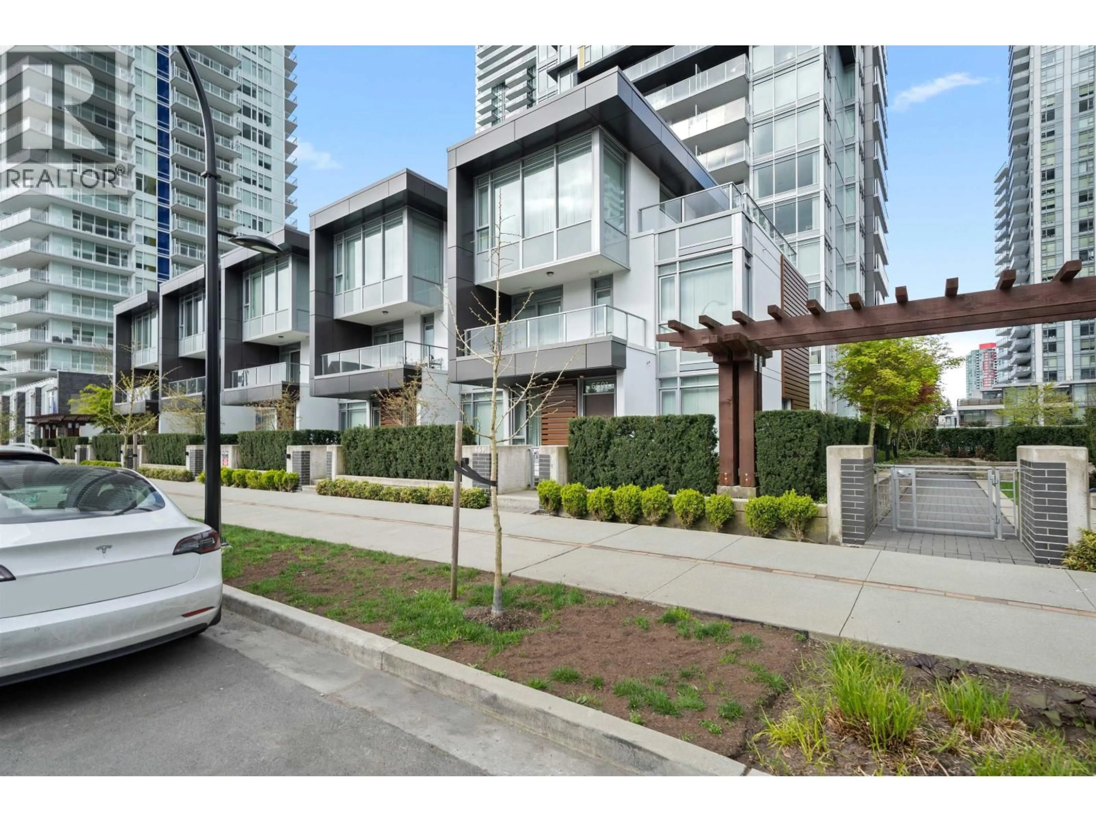 Patio, street for 6691 MARLBOROUGH AVENUE, Burnaby British Columbia V5H0J3
