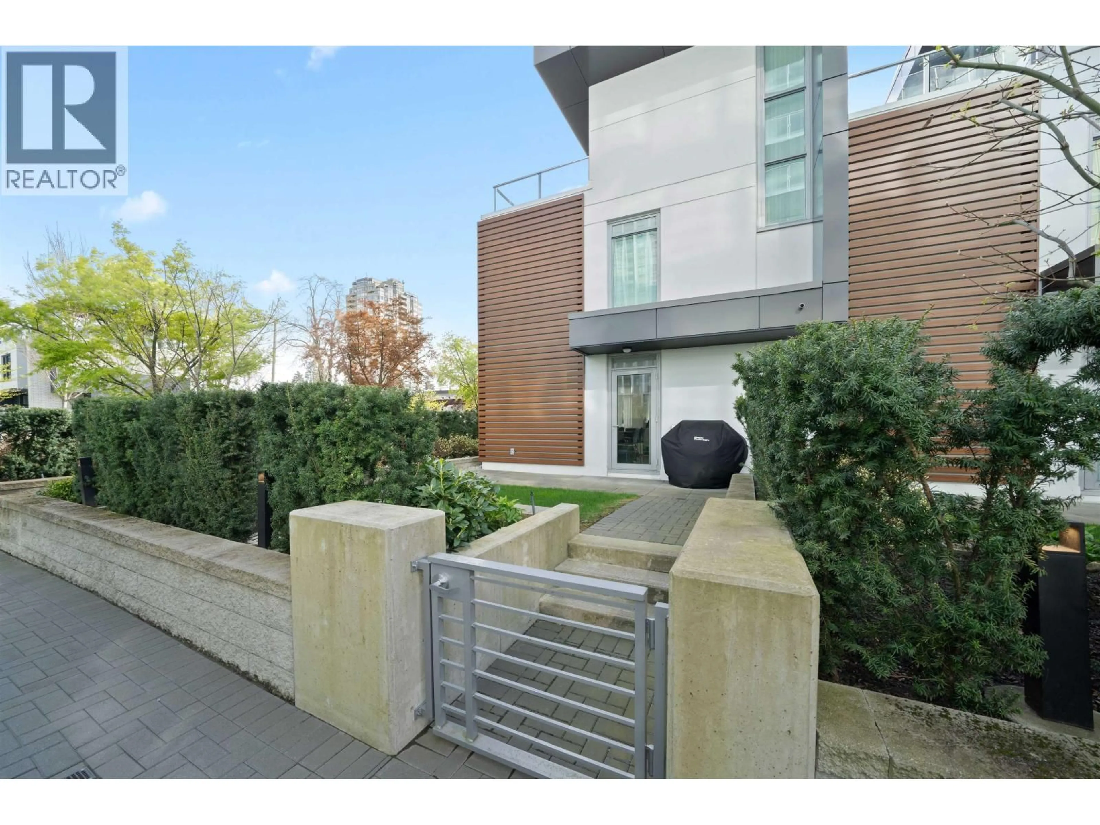 Patio, street for 6691 MARLBOROUGH AVENUE, Burnaby British Columbia V5H0J3