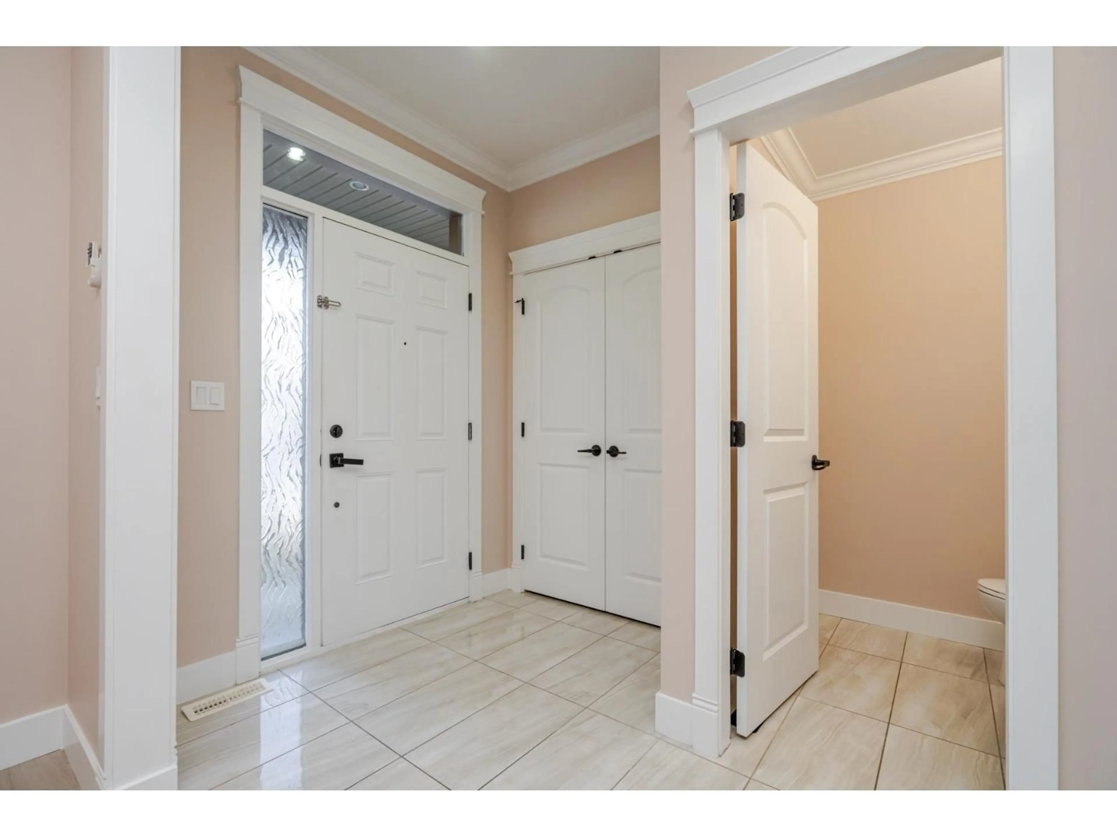 Indoor entryway for 19586 72A AVENUE, Surrey British Columbia V4N3E8