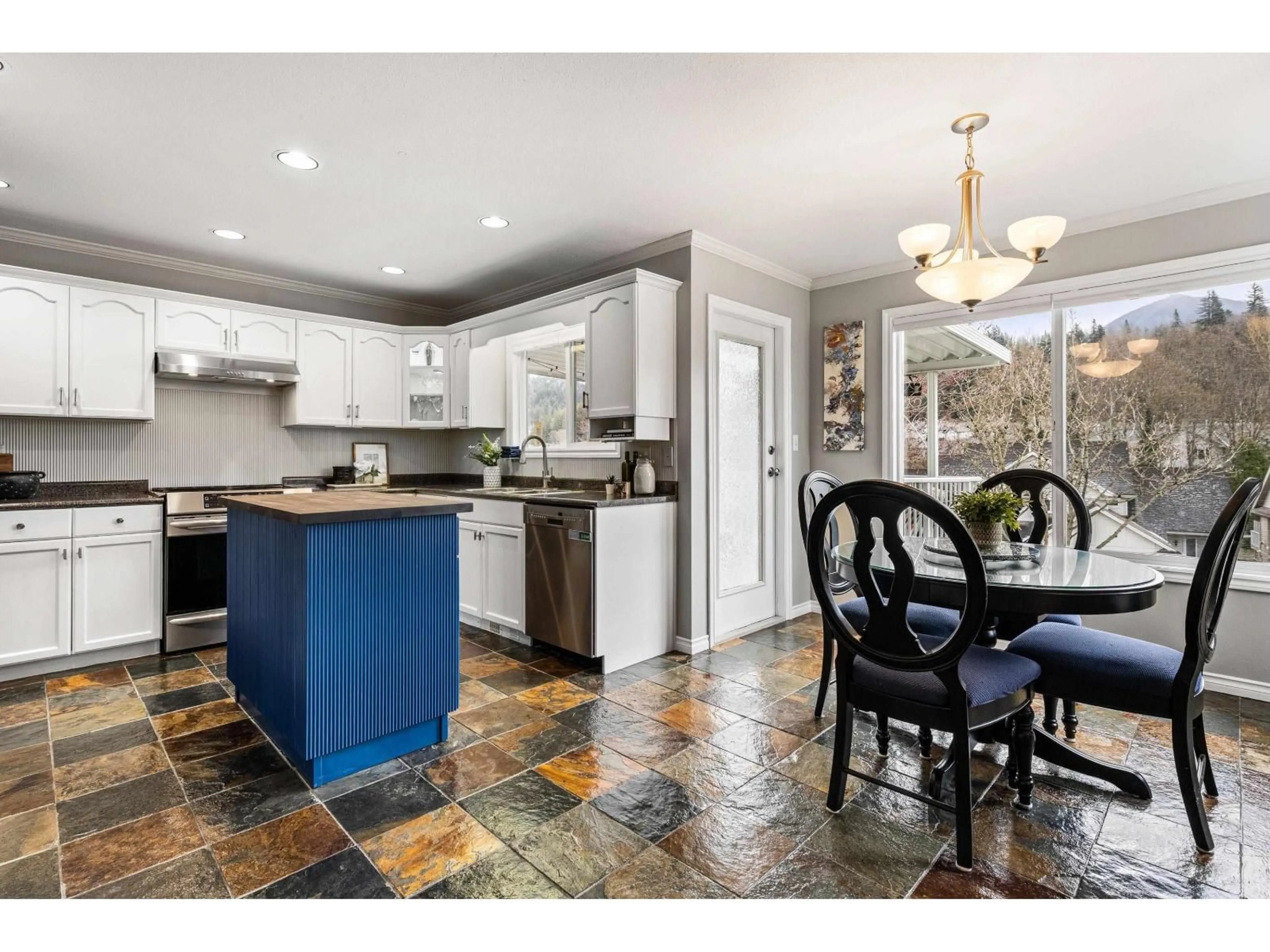 Open concept kitchen, ceramic/tile floor for 46193 DANIEL DRIVE, Chilliwack British Columbia V2R5R5