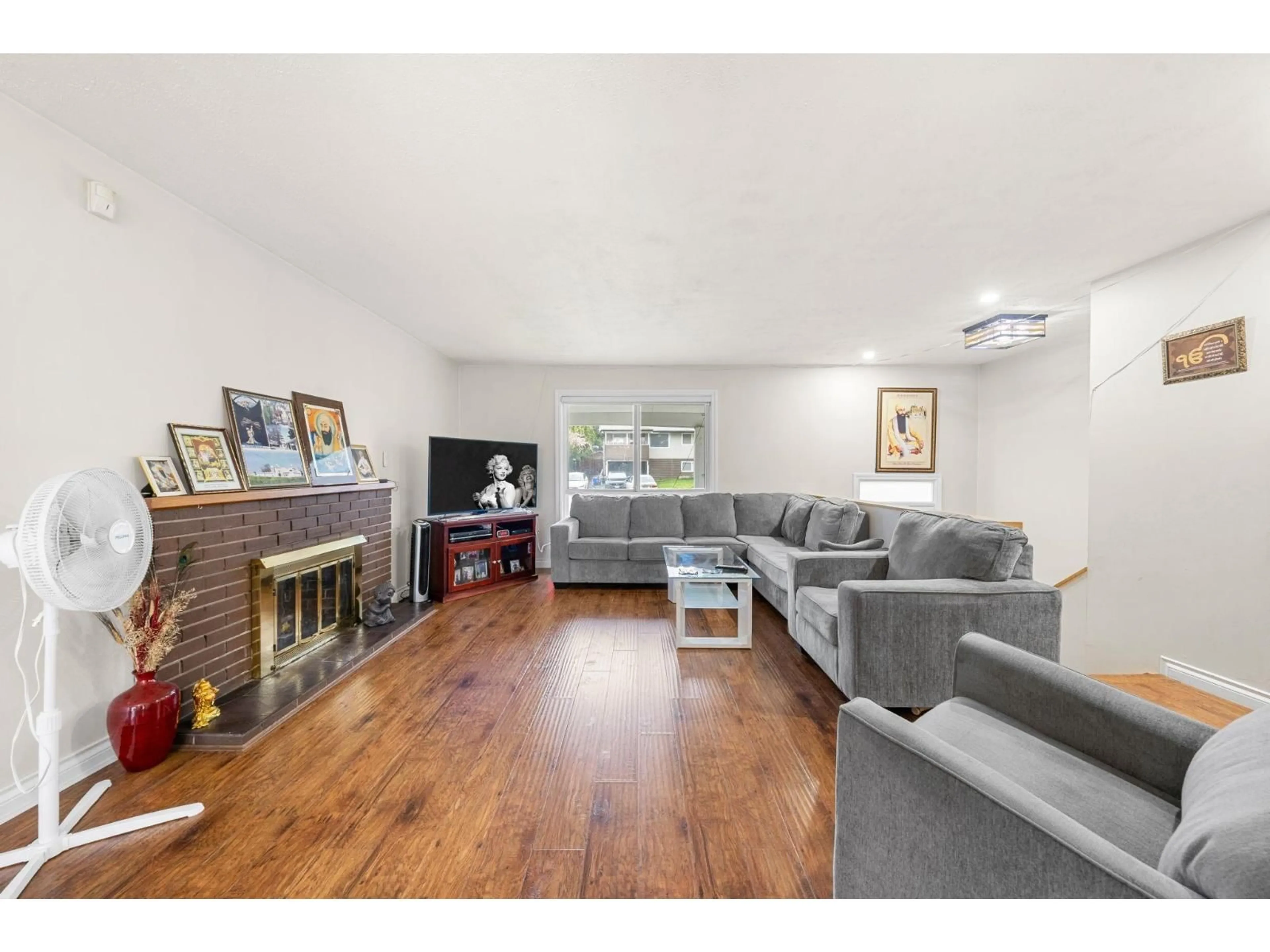 Living room with furniture, wood/laminate floor for 8689 110A STREET, Delta British Columbia V4C4K8