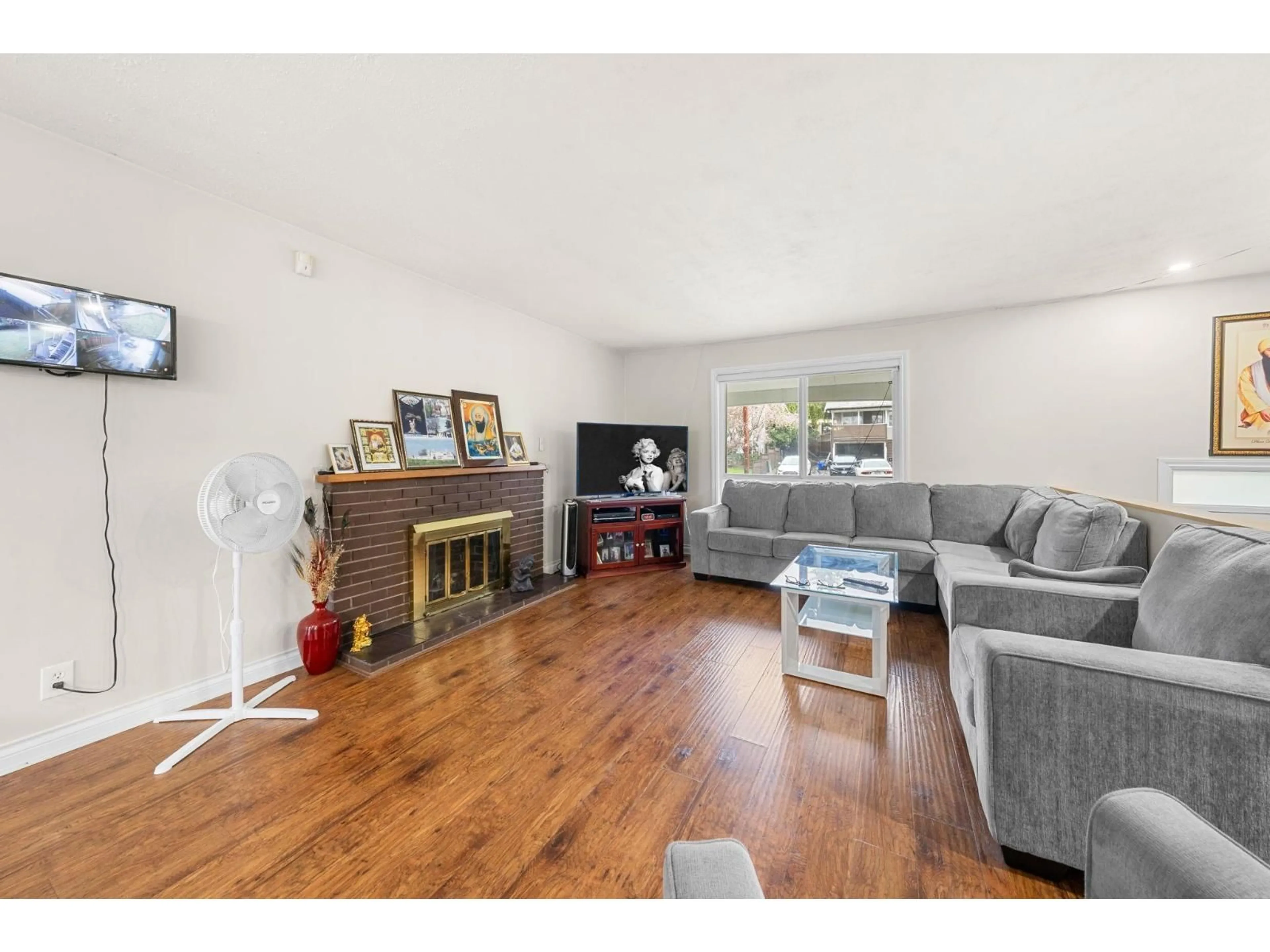 Living room with furniture, wood/laminate floor for 8689 110A STREET, Delta British Columbia V4C4K8