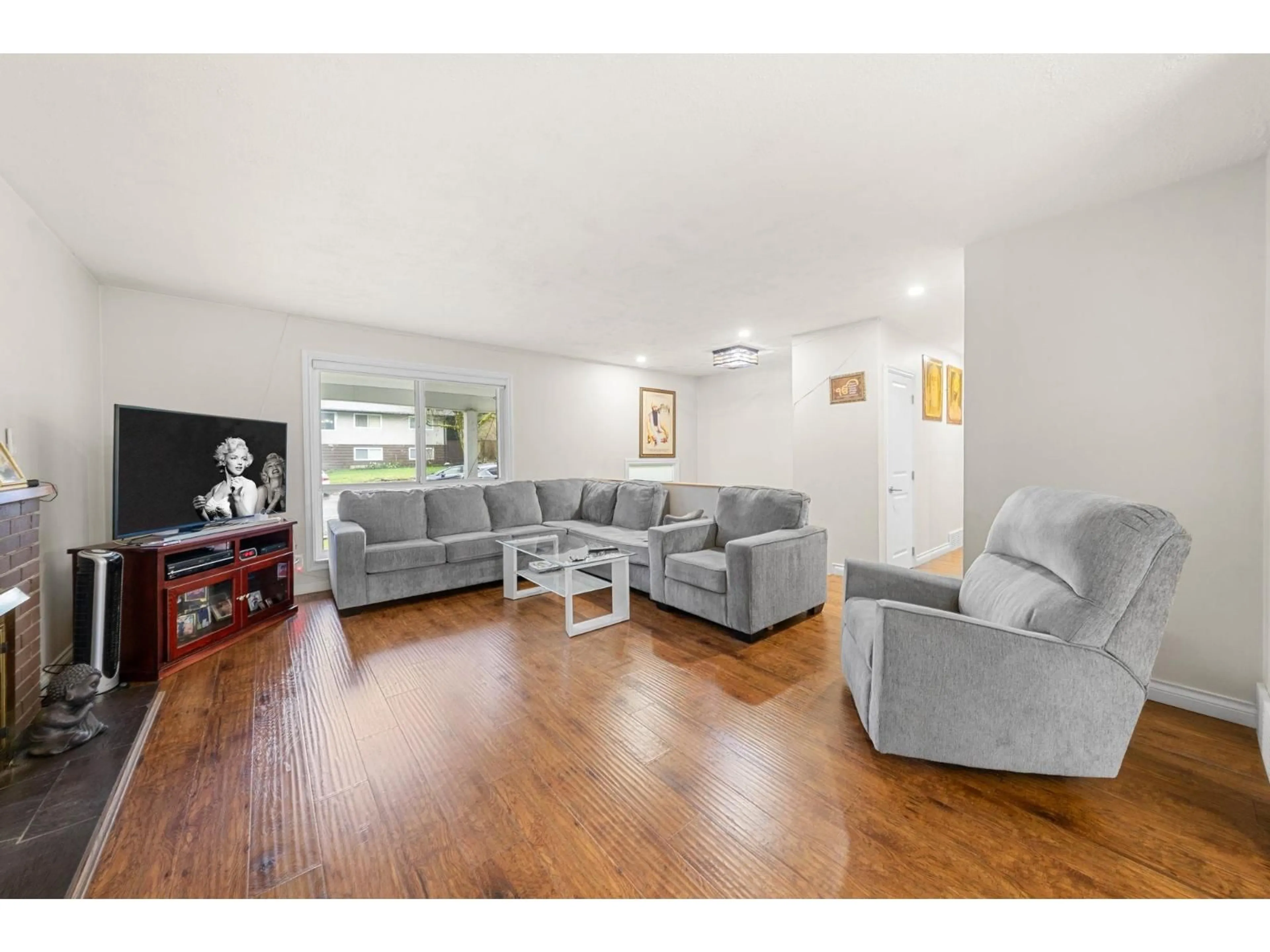 Living room with furniture, wood/laminate floor for 8689 110A STREET, Delta British Columbia V4C4K8
