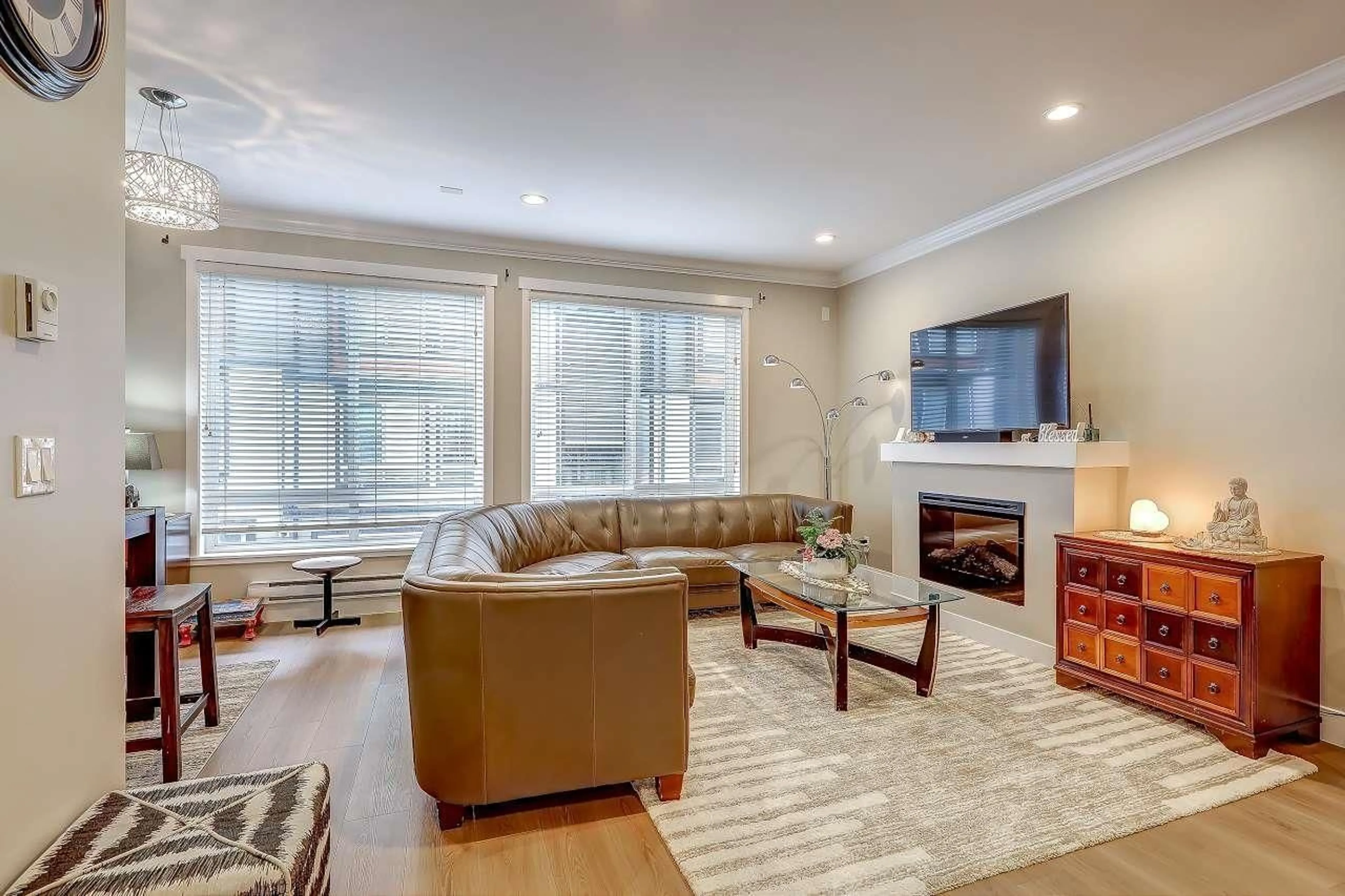 Living room with furniture, unknown for 3 - 6378 142 STREET, Surrey British Columbia V3X1B8