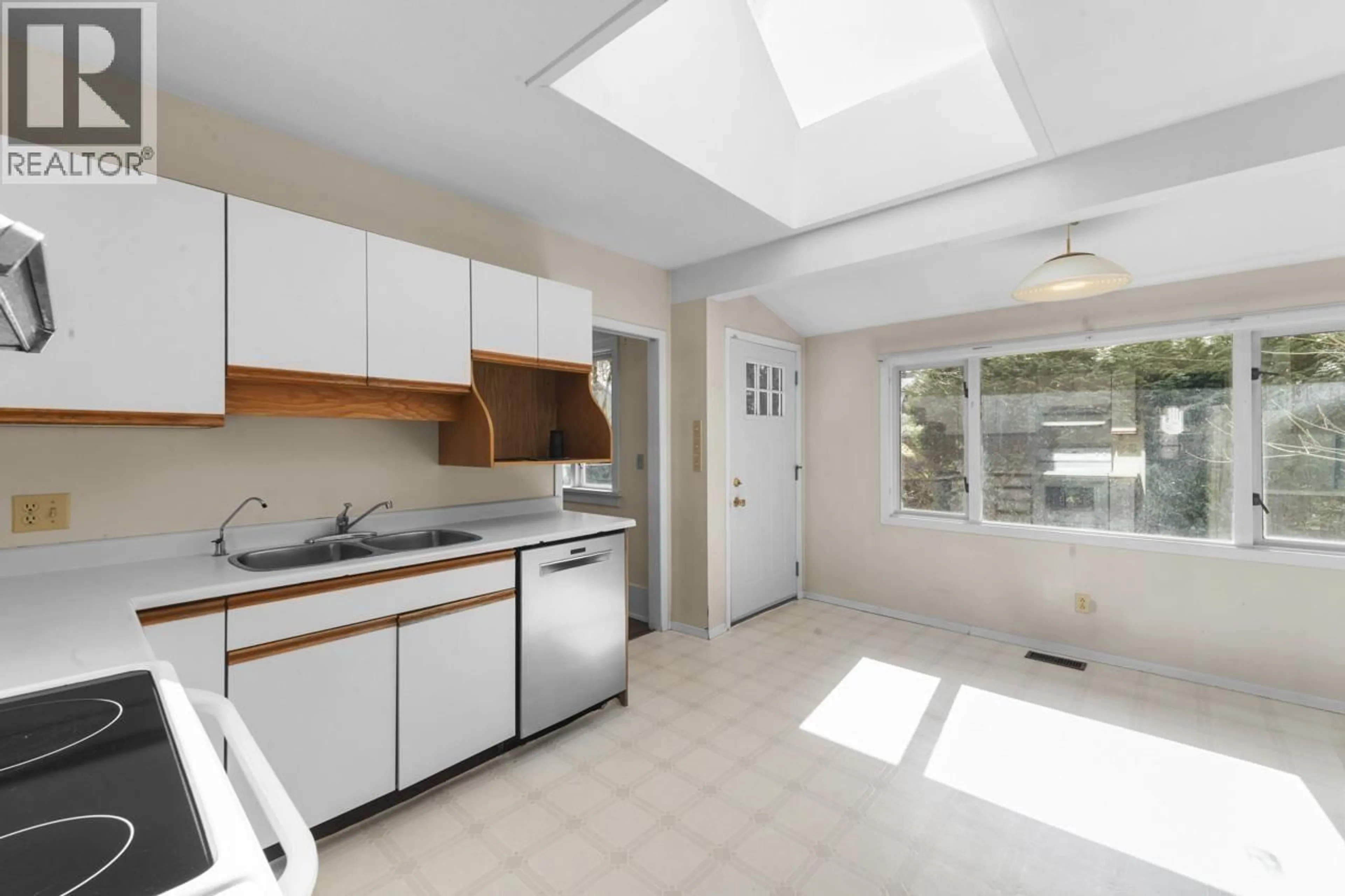 Standard kitchen, ceramic/tile floor for 4278 12TH AVENUE, Vancouver British Columbia V6R2P7