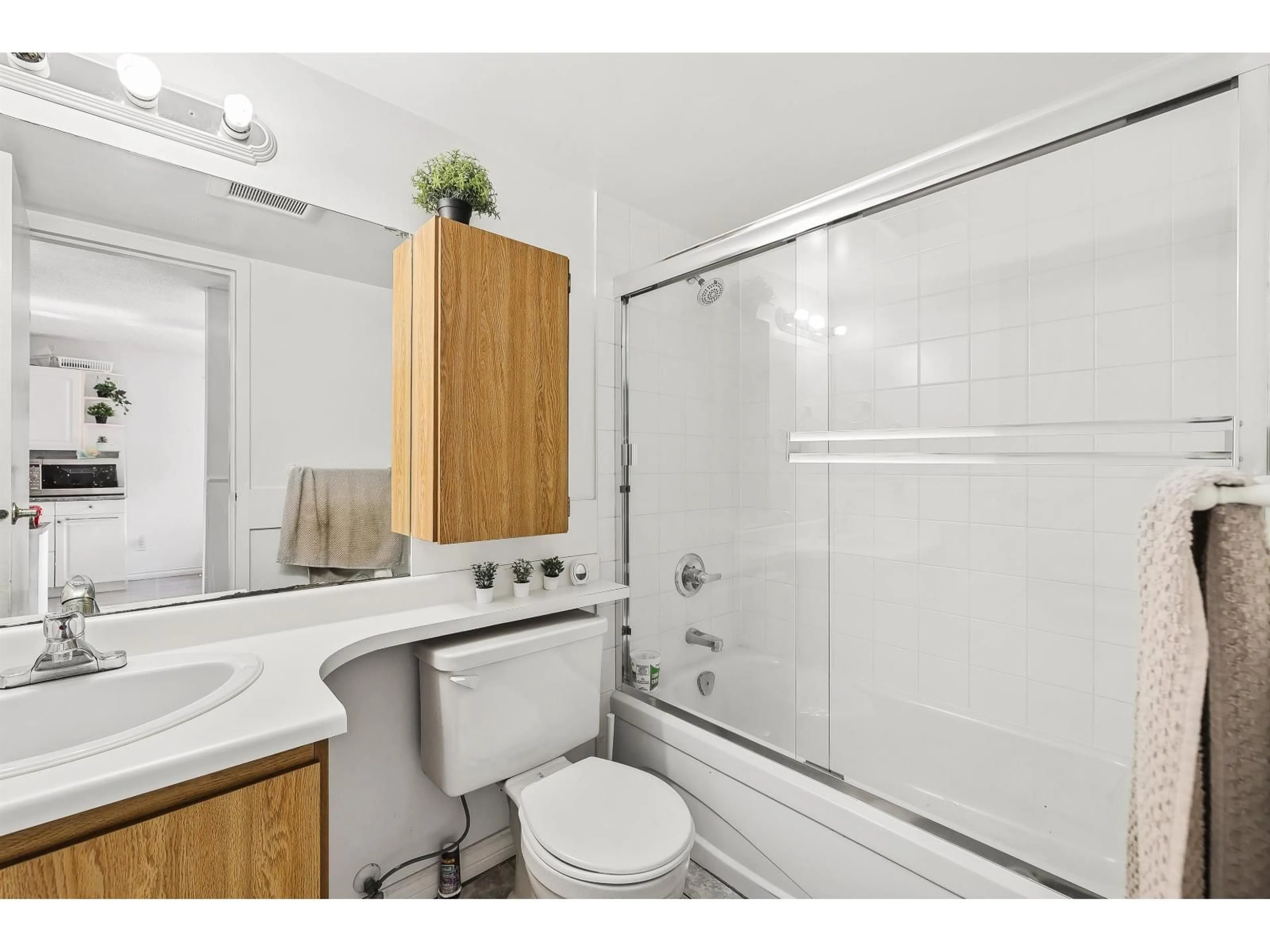 Standard bathroom, unknown for 13345 70B AVENUE, Surrey British Columbia V3W7Z3