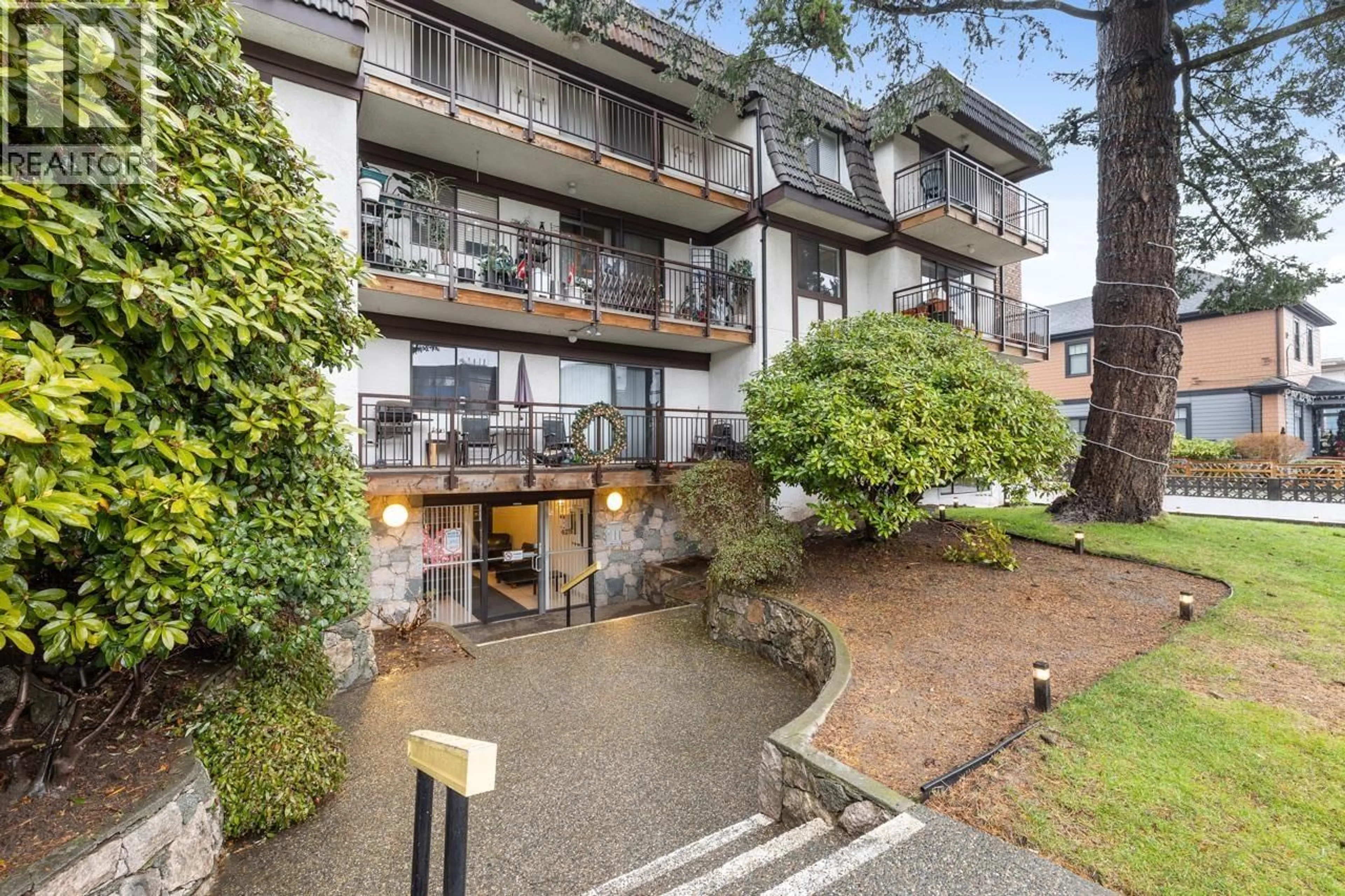 A pic from outside/outdoor area/front of a property/back of a property/a pic from drone, street for 304 - 425 ASH STREET, New Westminster British Columbia V3M3N2