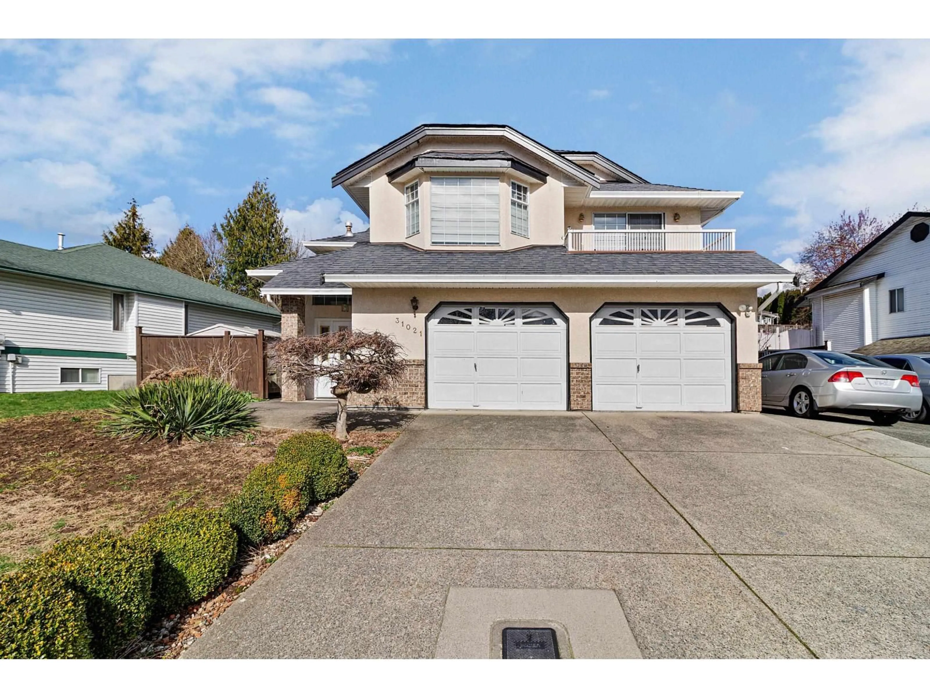Home with vinyl exterior material, street for 31021 CREEKSIDE DRIVE, Abbotsford British Columbia V2T5J9