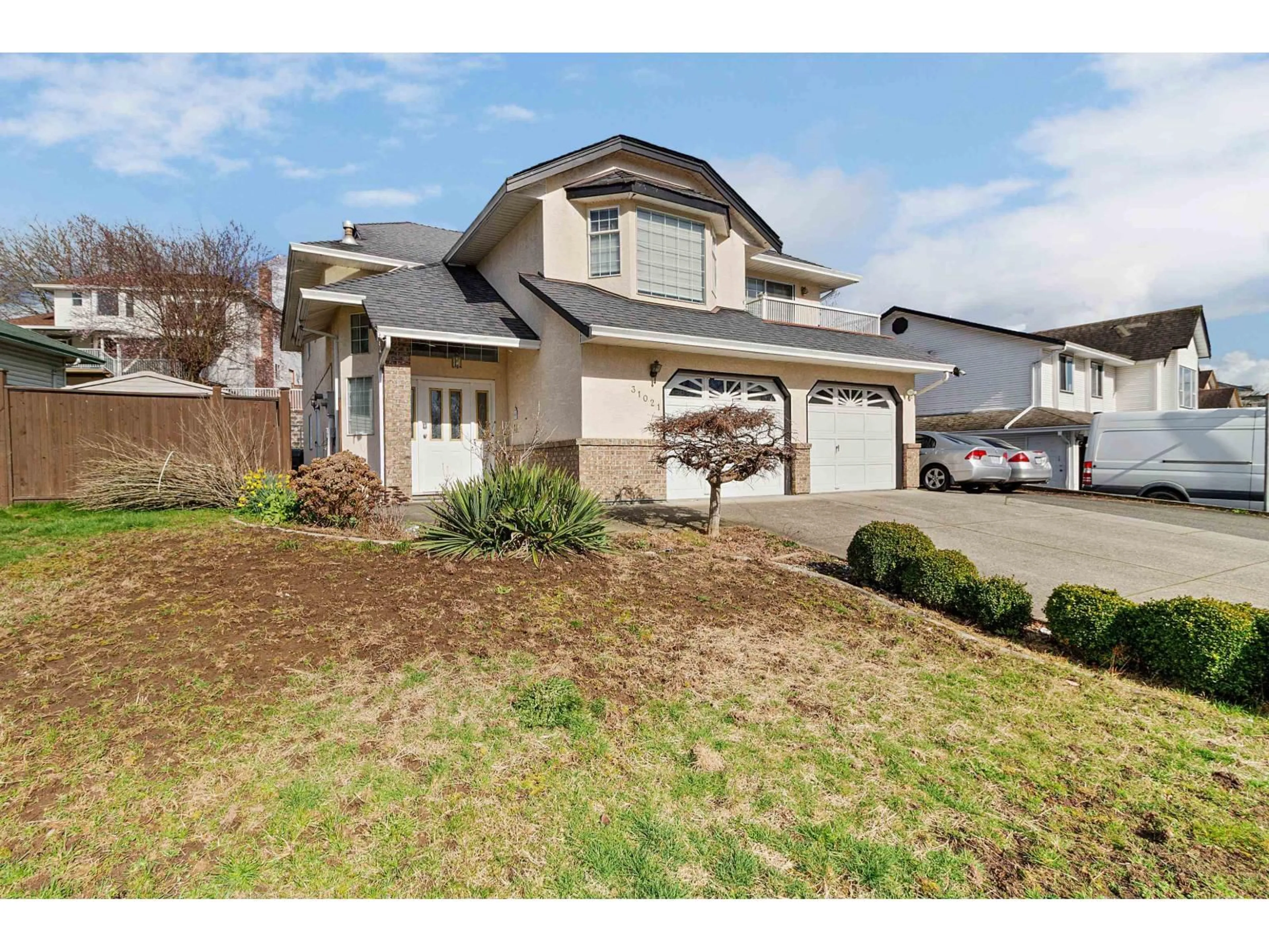 Home with vinyl exterior material, street for 31021 CREEKSIDE DRIVE, Abbotsford British Columbia V2T5J9