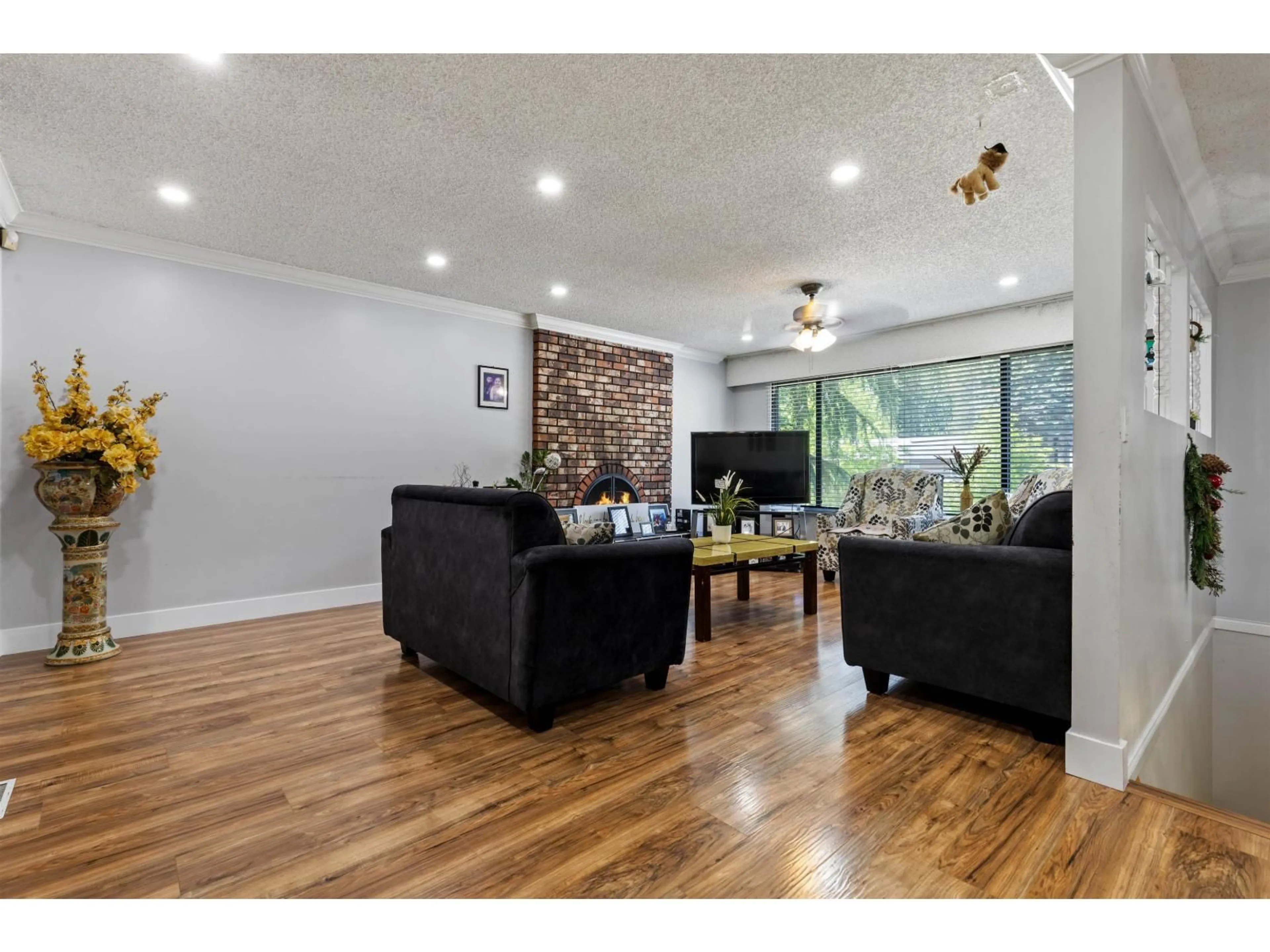 Living room with furniture, wood/laminate floor for 8864 URSUS CRESCENT, Surrey British Columbia V3V6L4