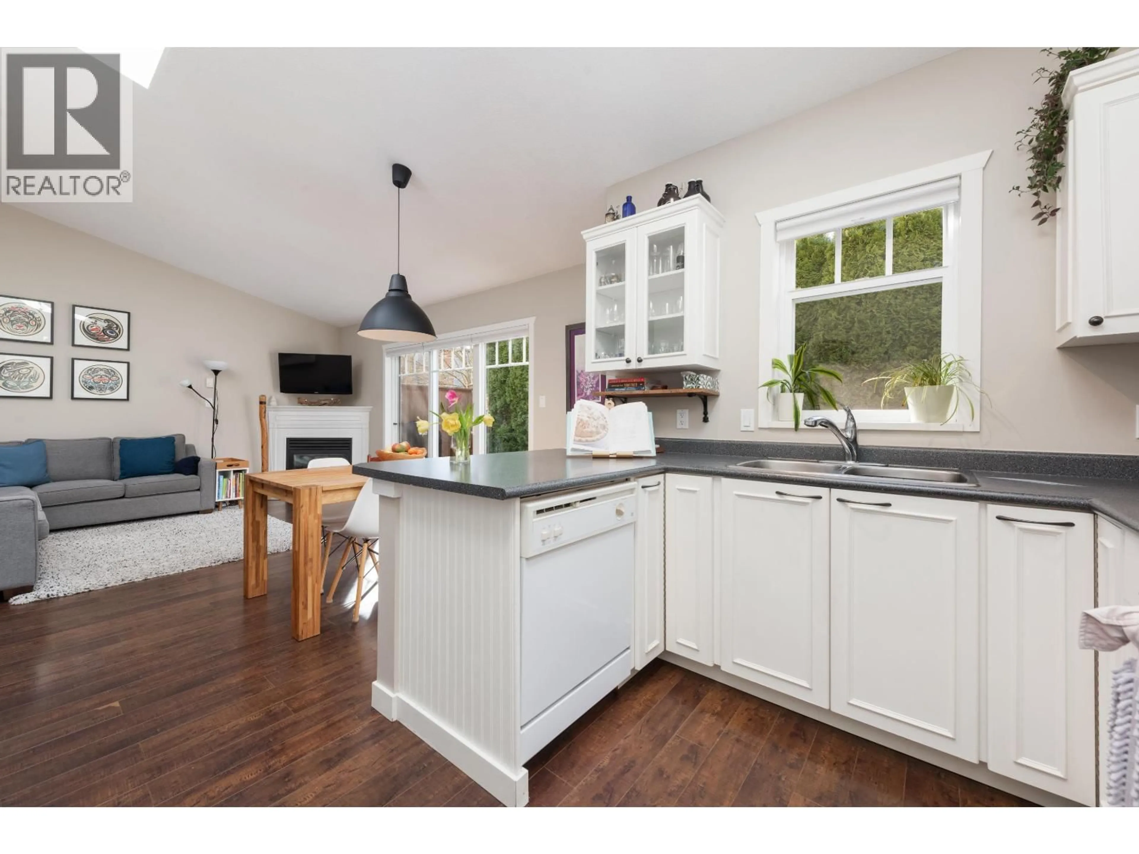 Open concept kitchen, wood/laminate floor for 97 - 1821 WILLOW CRESCENT, Squamish British Columbia V8B0L9