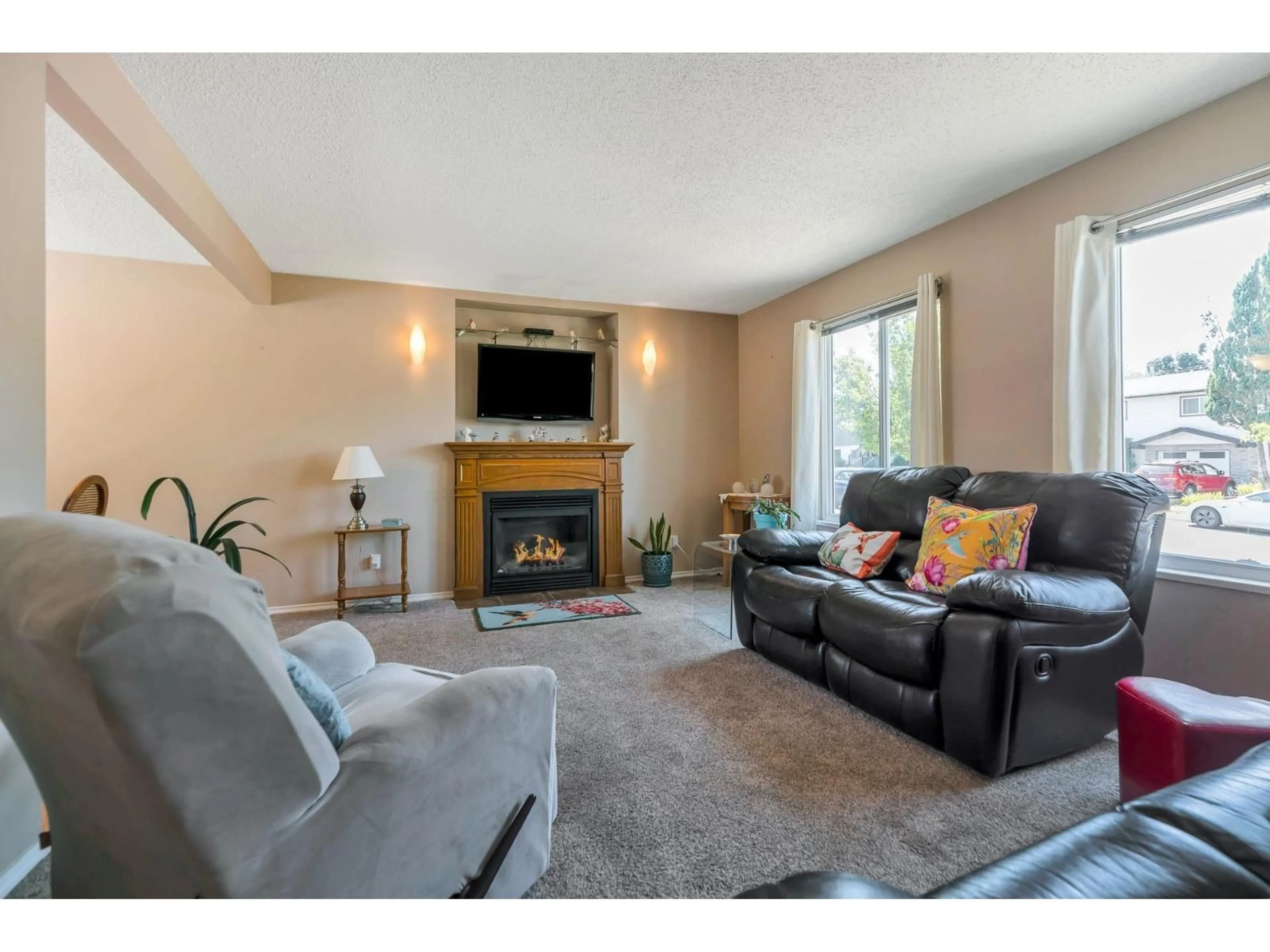 Living room with furniture, unknown for 3838 CHADSEY CRESCENT, Abbotsford British Columbia V2S7A1