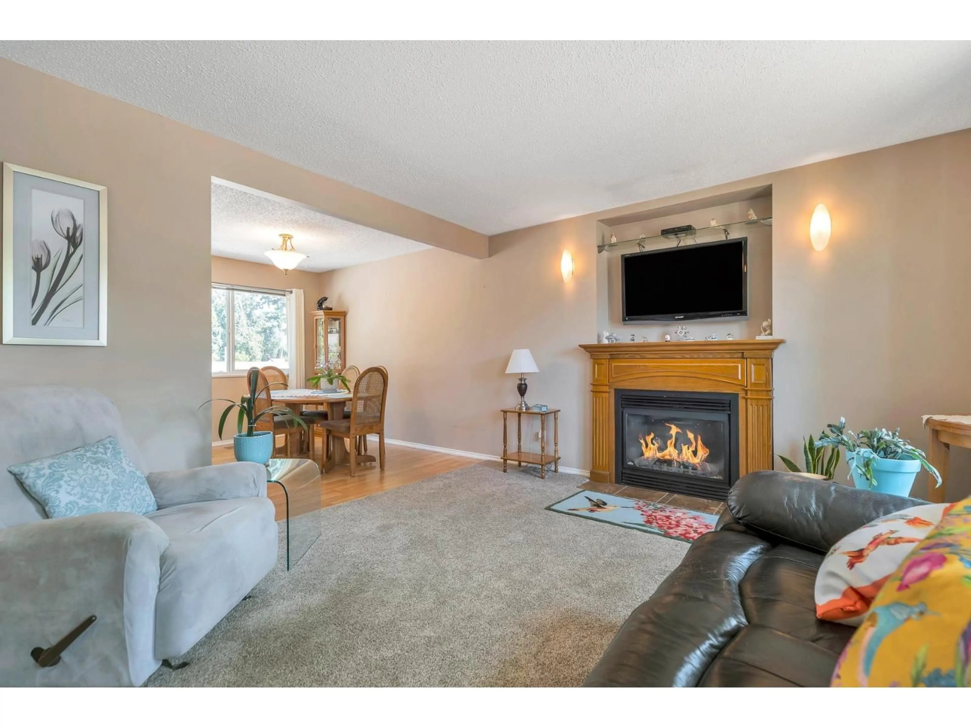 Living room with furniture, unknown for 3838 CHADSEY CRESCENT, Abbotsford British Columbia V2S7A1