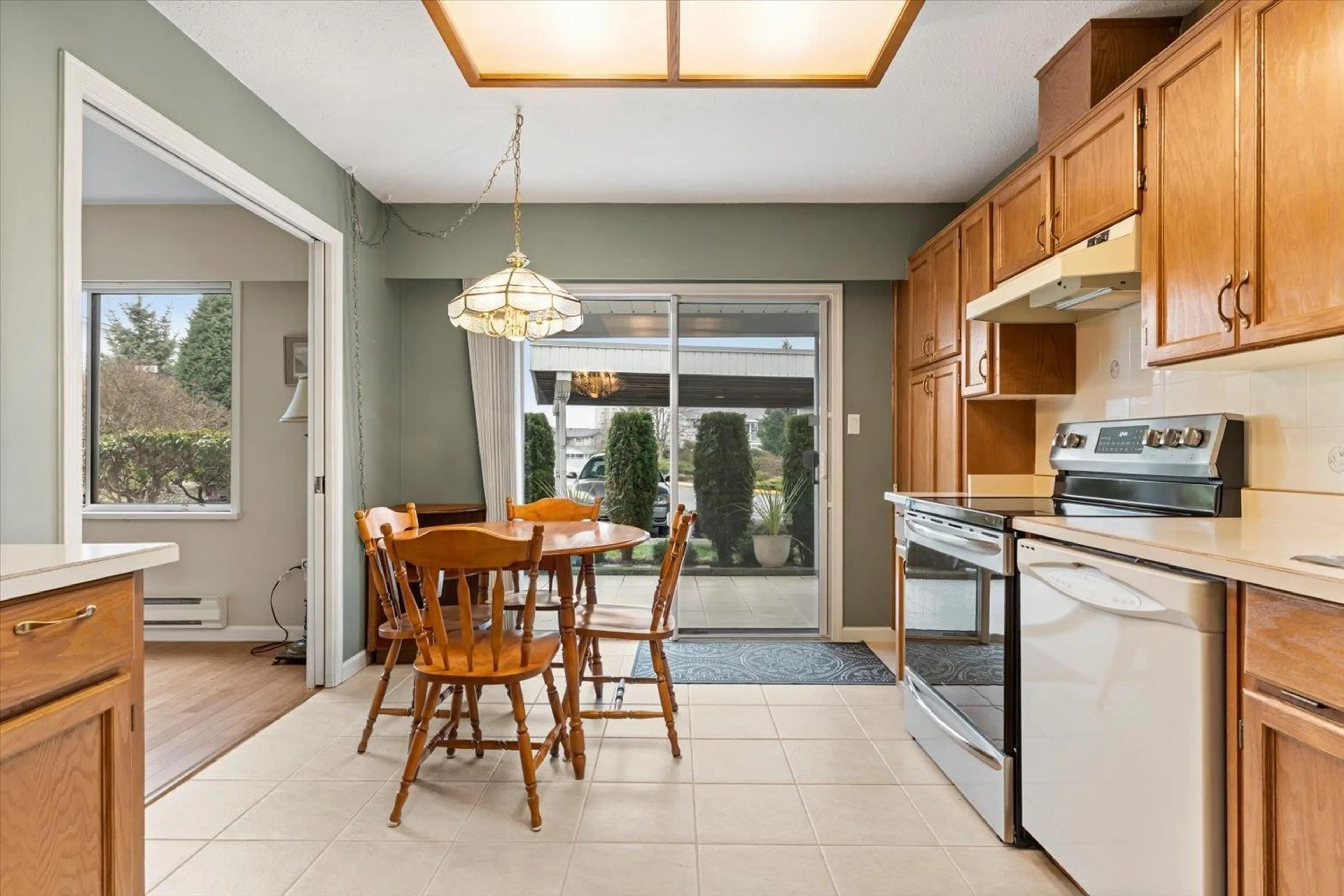 Open concept kitchen, ceramic/tile floor for 131 - 32691 GARIBALDI DRIVE, Abbotsford British Columbia V2T5T7