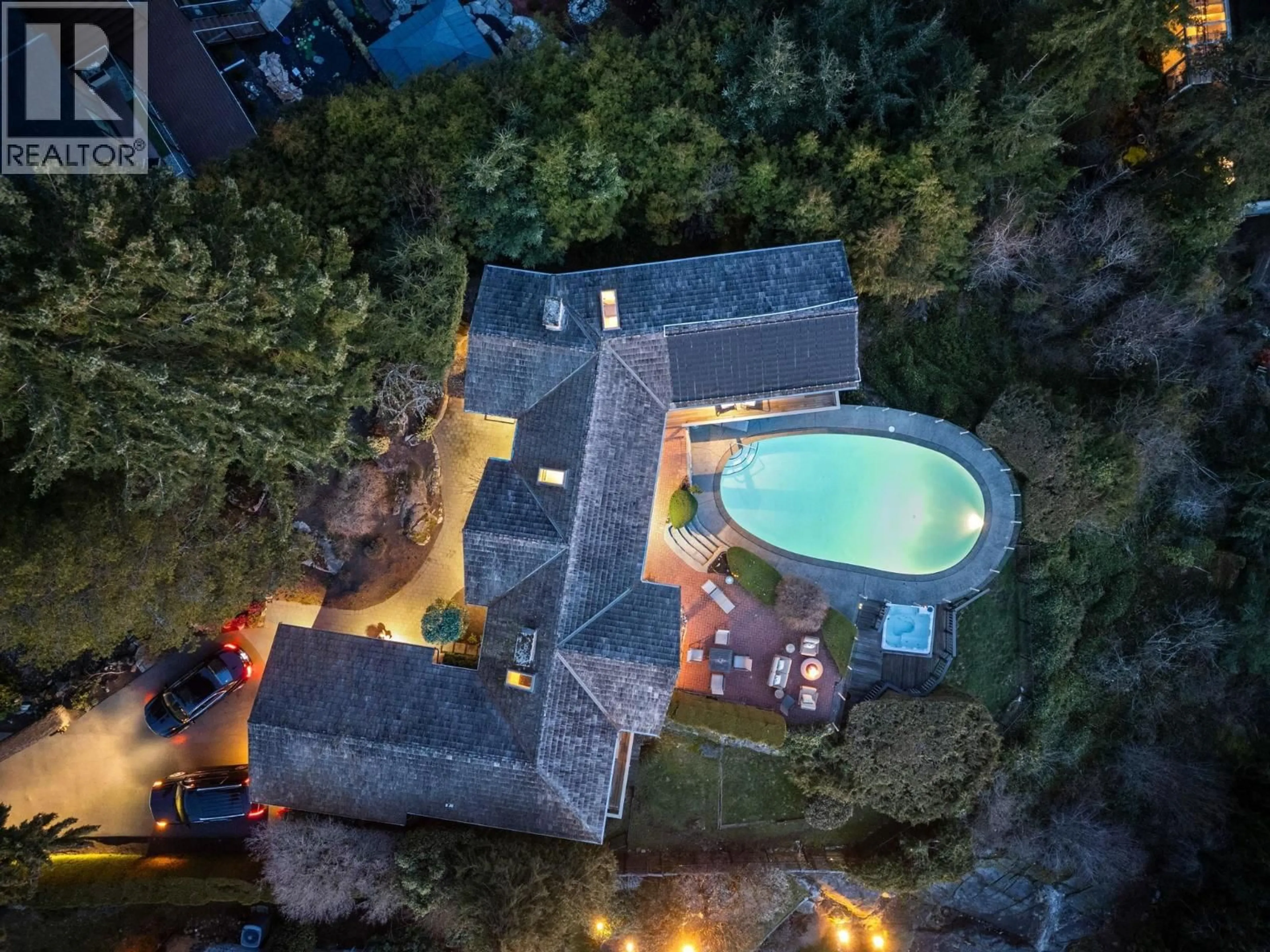 A pic from outside/outdoor area/front of a property/back of a property/a pic from drone, unknown for 4570 WOODGREEN COURT, West Vancouver British Columbia V7S2V7