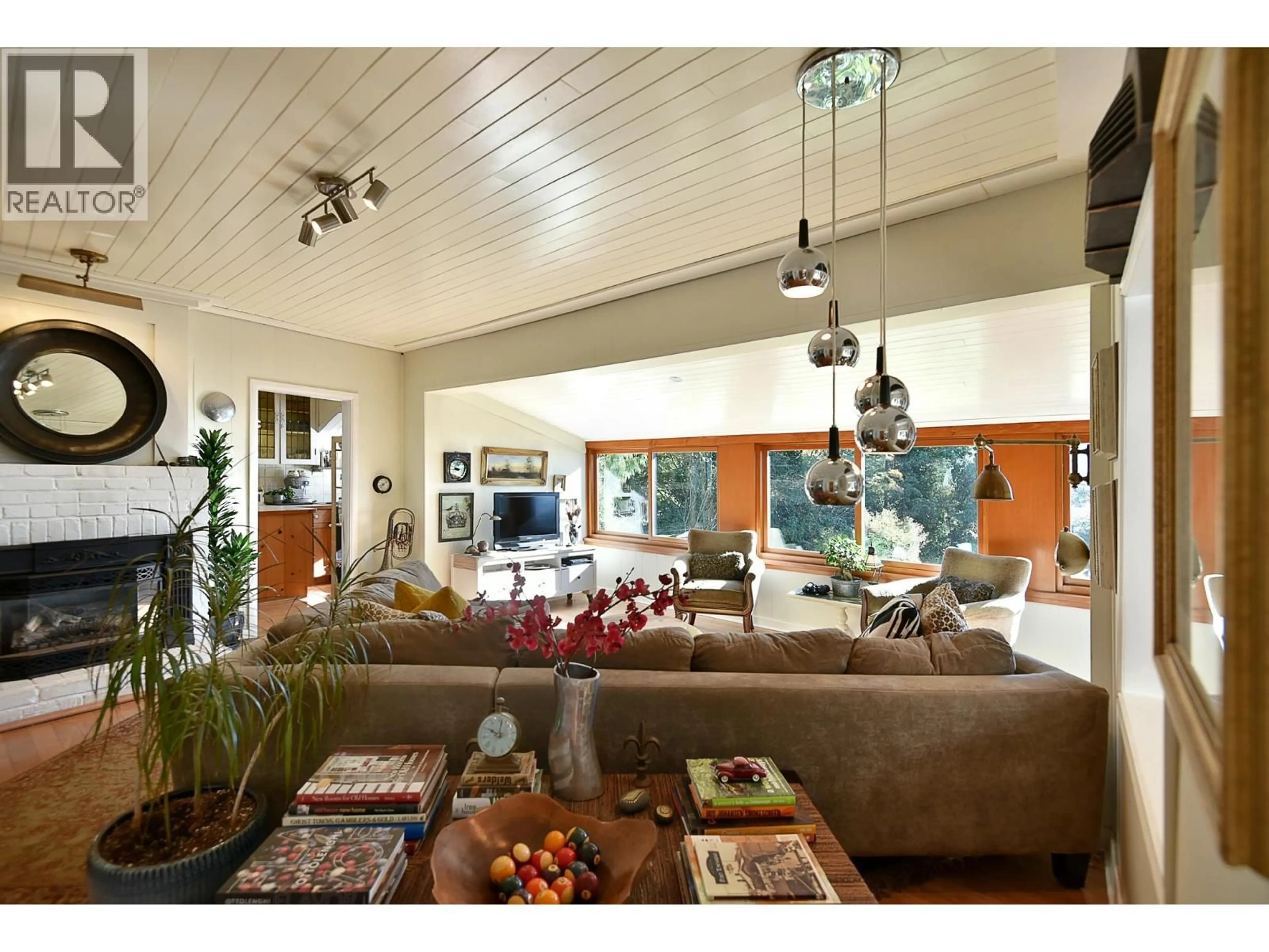 Living room with furniture, unknown for 586 BALS LANE, Gibsons British Columbia V0N1V9